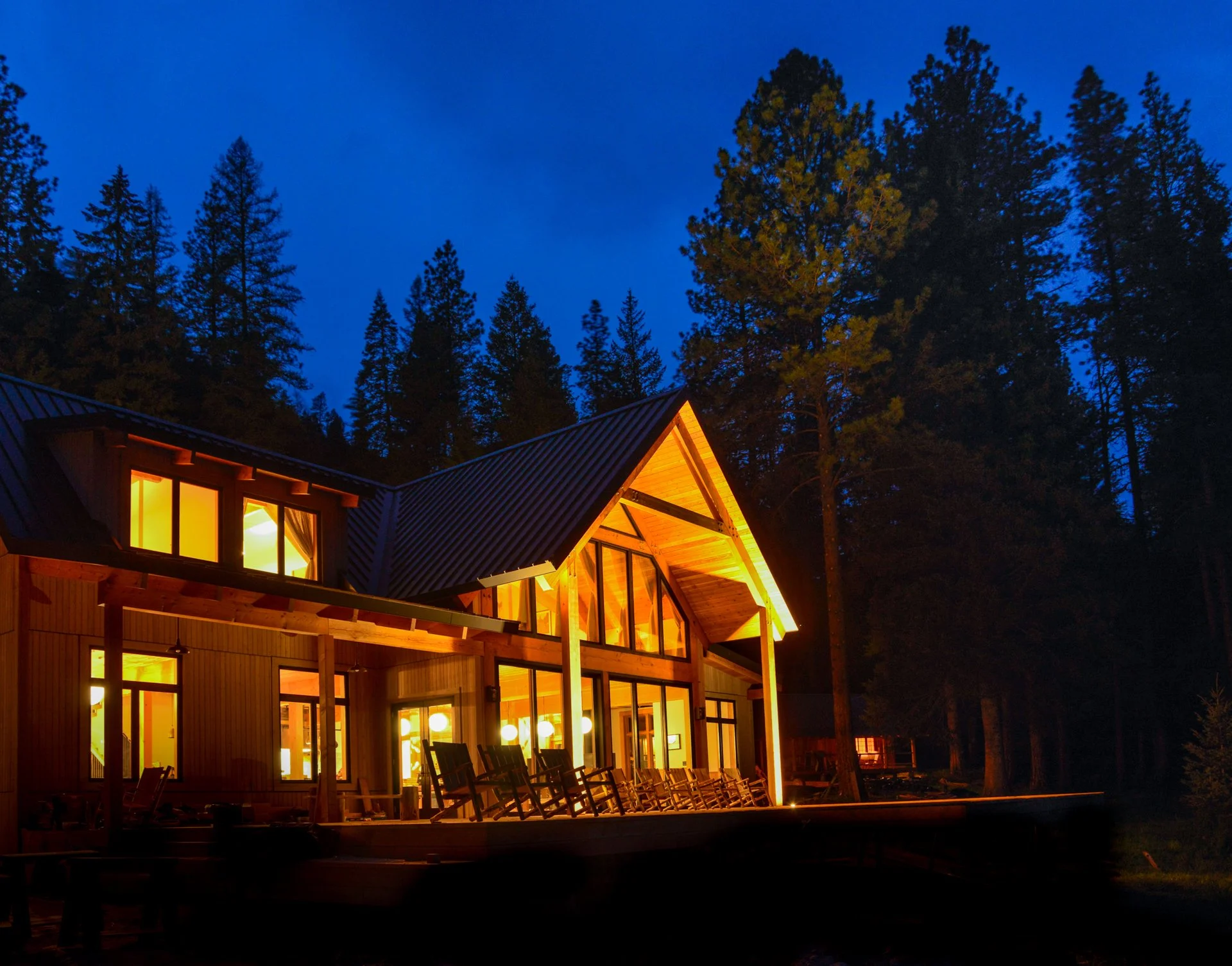 Minam-Lodge_Night.jpg
