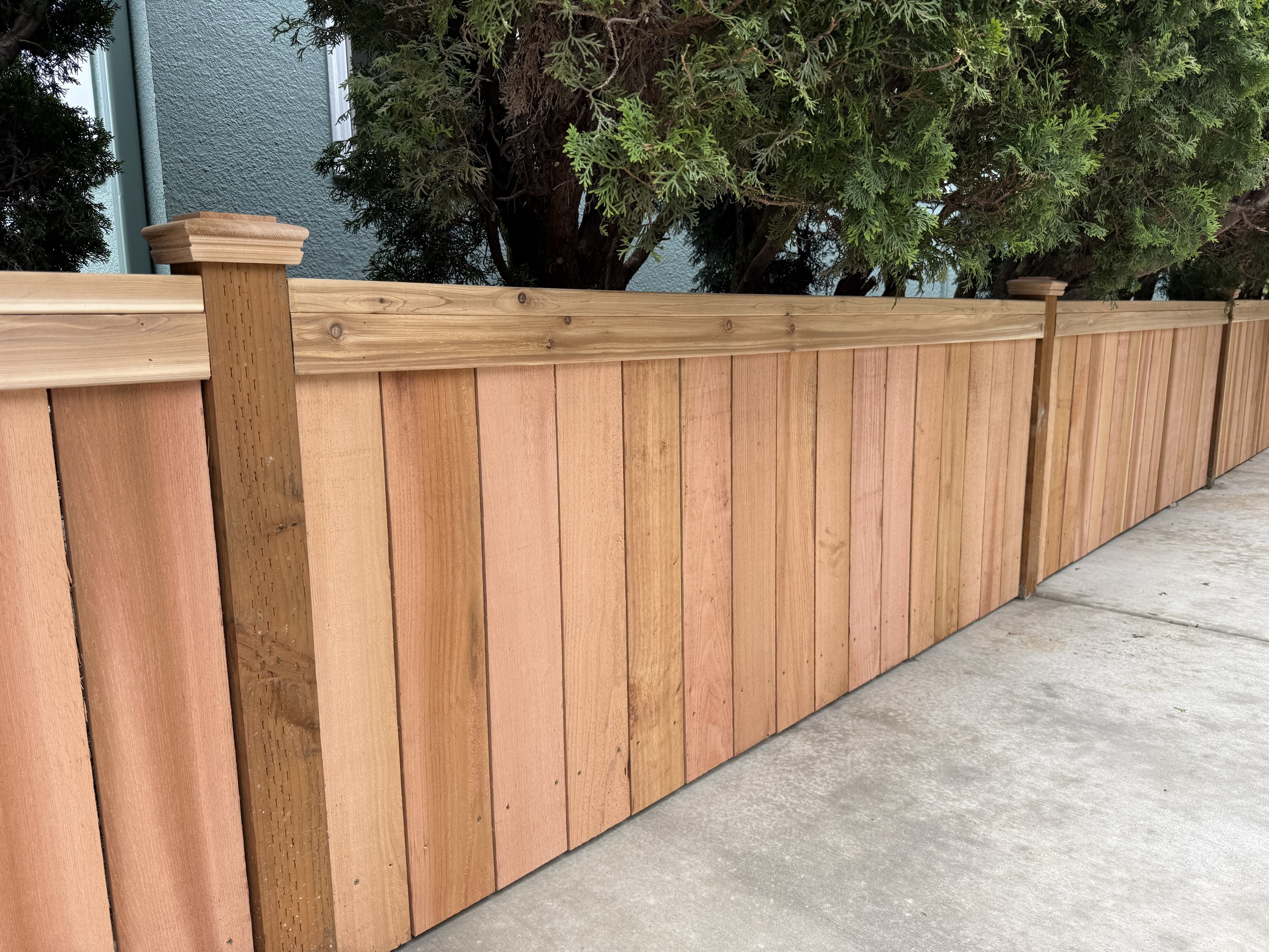cap-and-trim-cedar-fence-installation-portland-oregon.png