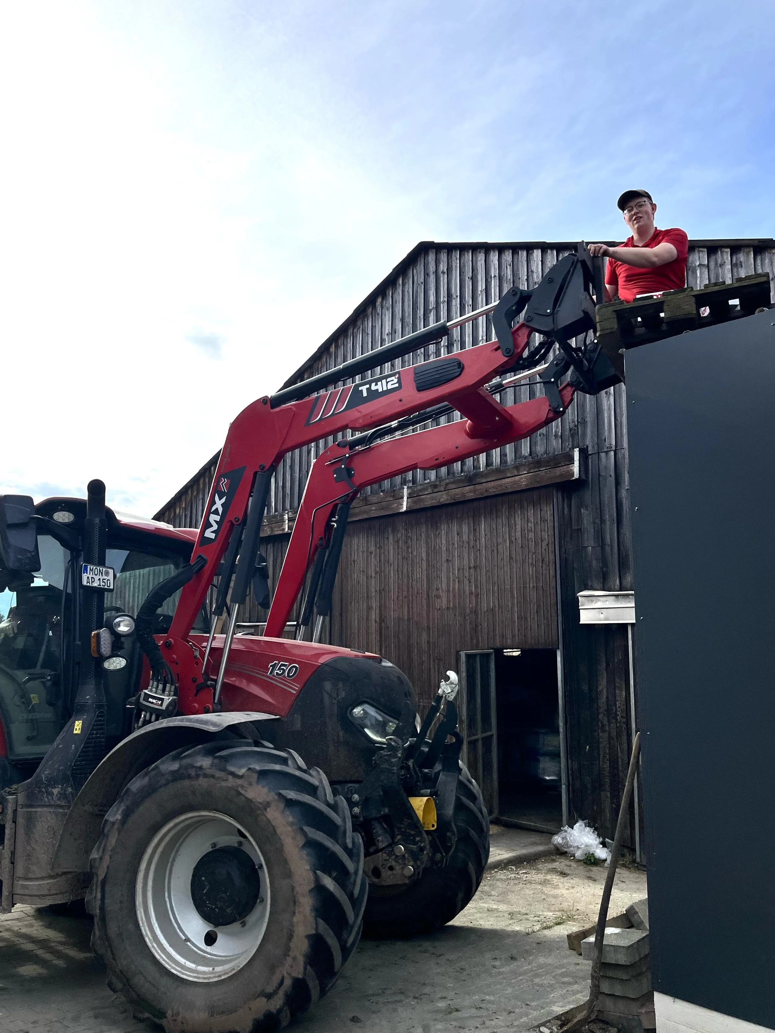 Alois beim Umbau des Hofs in Stolberg auf dem Traktor