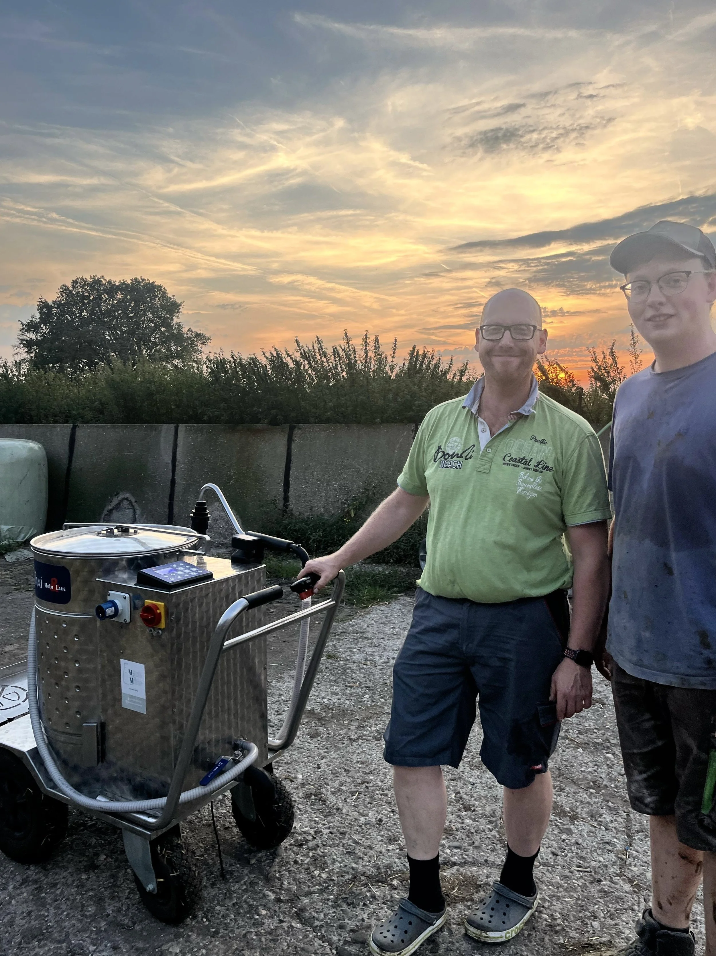 Alois und Alois junior bei der Arbeit auf unserem Hof in Stolberg