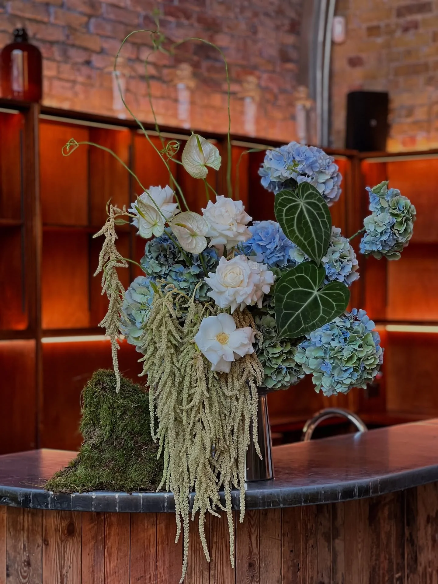 I rarely get the chance to work with cool tones, so I really enjoyed this colour palette! 🐋🌿🦢

Together with the bride, we decided to use our new tall metal bowl for this arrangement - perfect for showing off the trailing amaranthus. I also wanted