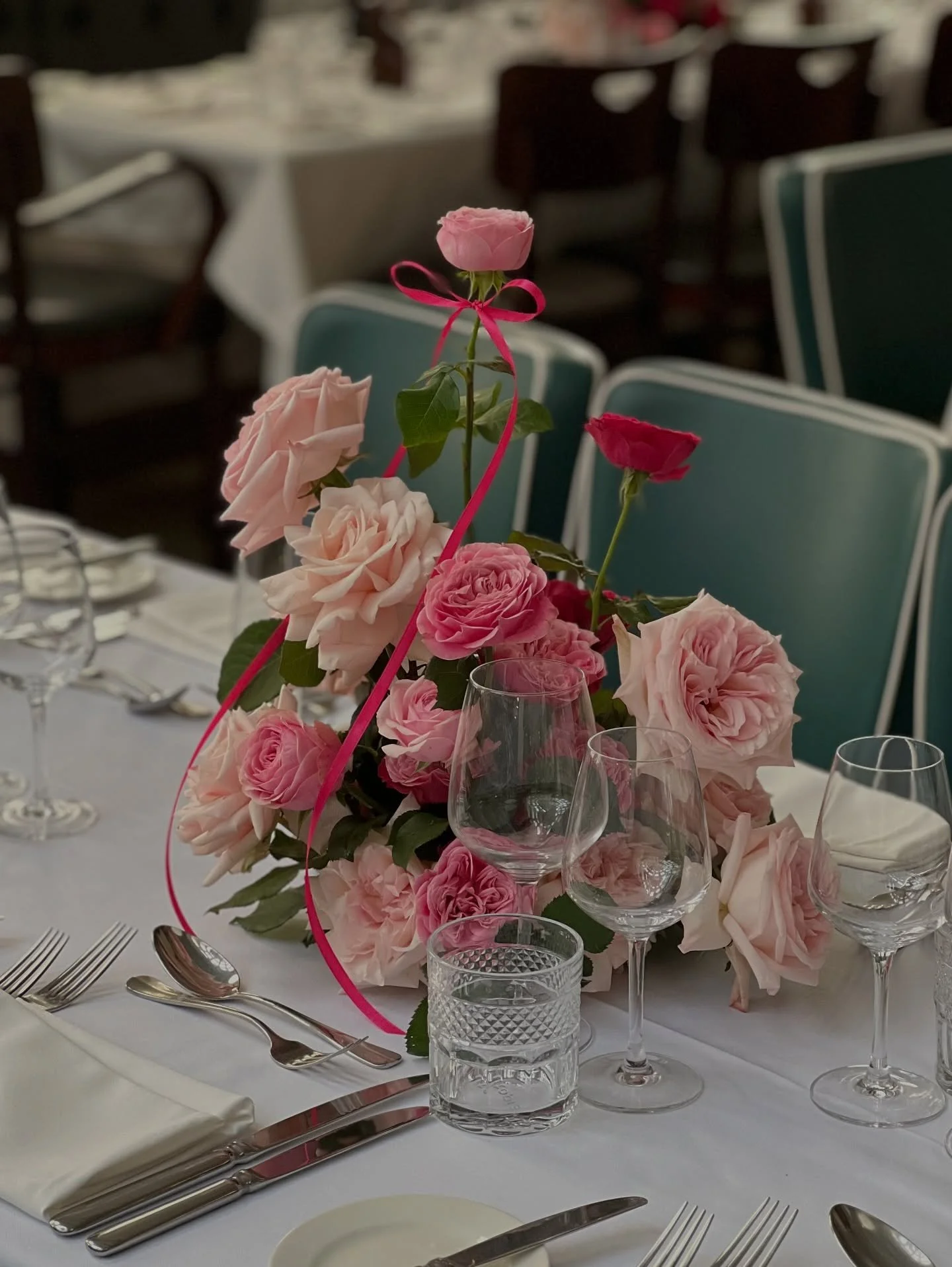 Carrying on with a rose theme 🌹
Foliage left on stems for balance. 

For Lidia and John @1lombardstreet in the last days of summer