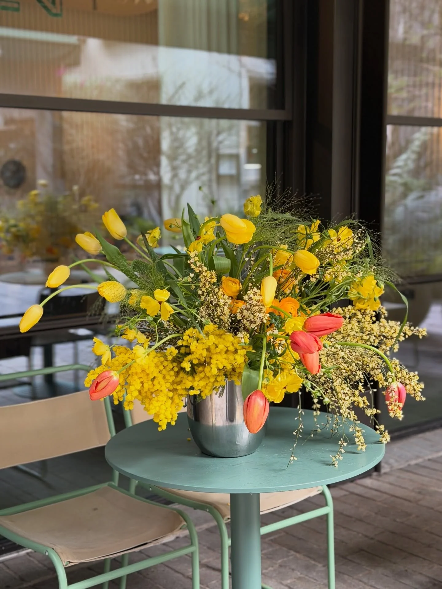 Yellow blooms for a Women in Wine lunch with @veuveclicquot 🌼🥂 

@1hotel.mayfair 

Currently very drawn to yellow colour so it was very exciting to create monochromatic designs like these🌞