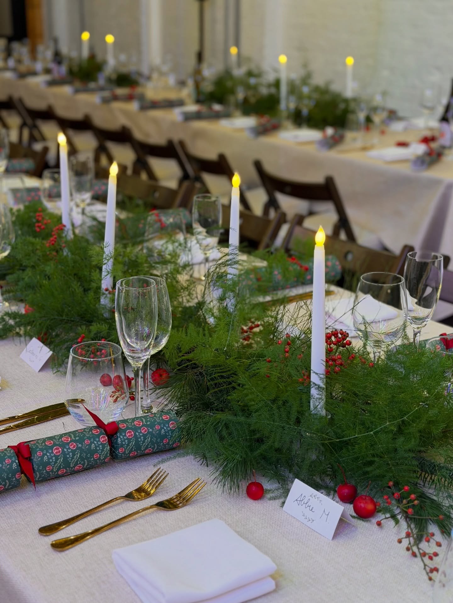 Our take on Christmassy table garlands with rose hips and adorable crab apples 🍎

Venue: @100barrington ✨
