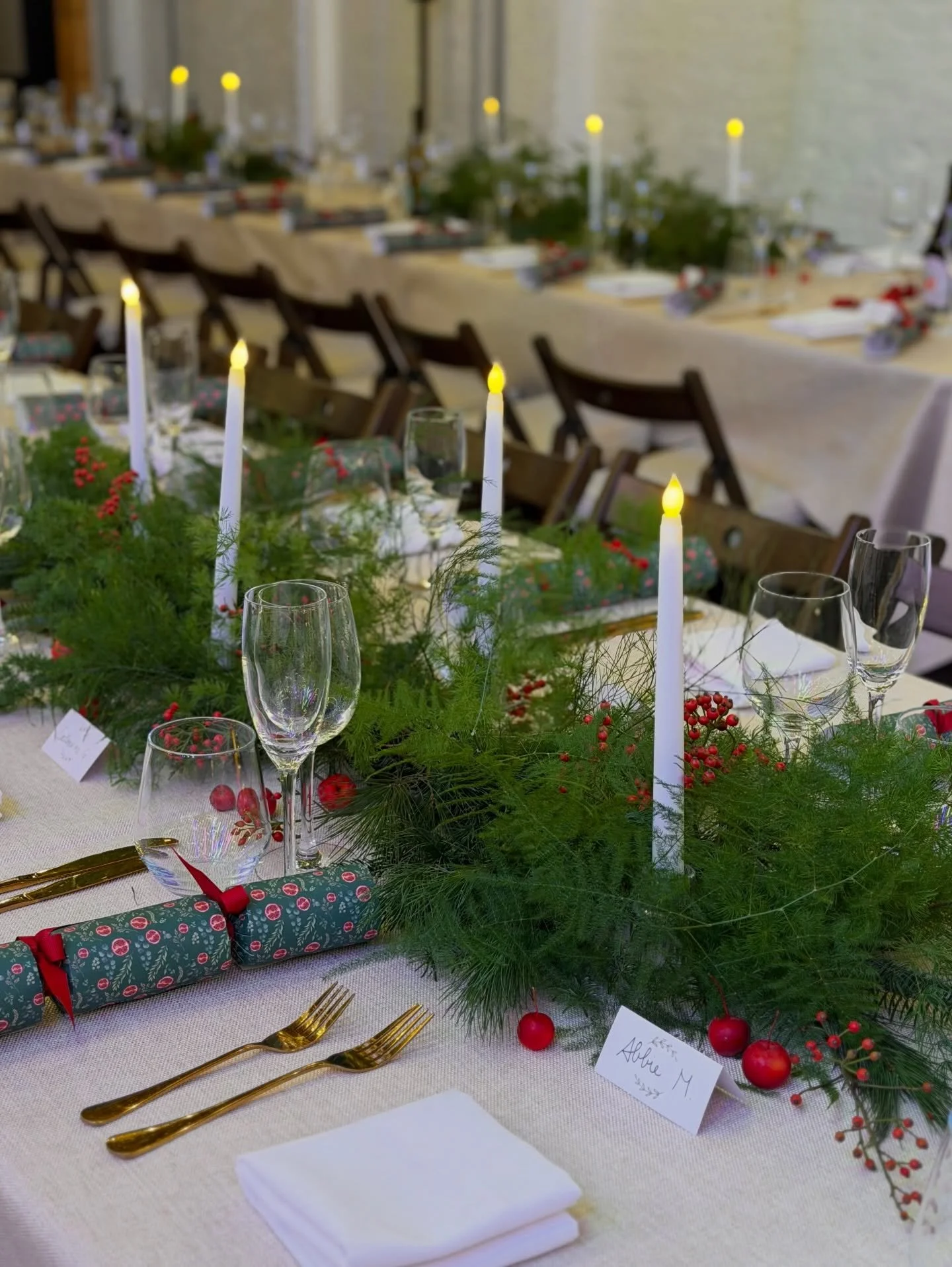 Our take on Christmassy table garlands with rose hips and adorable crab apples 🍎

Venue: @100barrington ✨