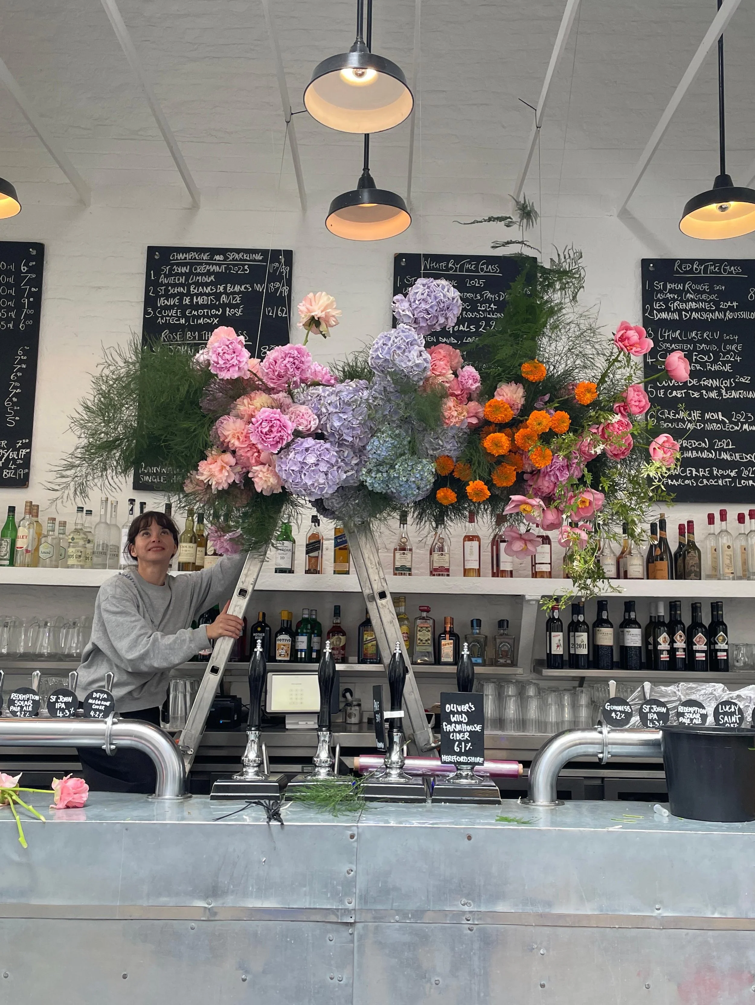 Making fluffy clouds at @st.john.restaurant for Hayley and Jamie ☁️ 🌸

Thank you to my team on the day @freckledpetalflowers  @hanaflowerslondon 

Venue @st.john.restaurant 
Wedding coordinator @houseofrayevents 
Photography @ruthatki (can&rsquo;t w