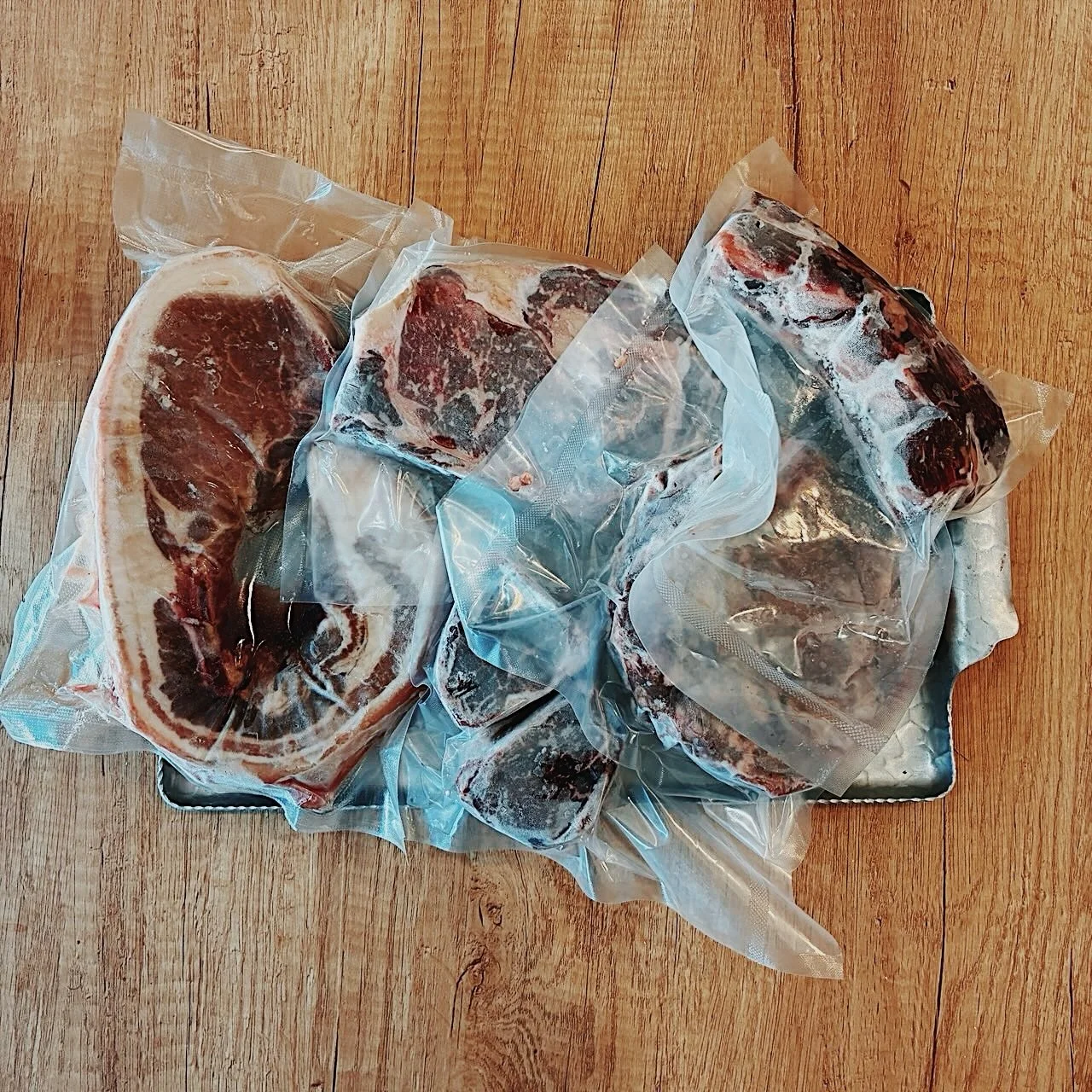 Nothing wasted, everything delicious ❄️🥩 This week&rsquo;s freezer sale is happening! Swipe to see Chuck&rsquo;s Frozen Choices. 

At the end of each Saturday, we take fresh, unsold cuts and freeze them at peak quality. The following week, we offer 