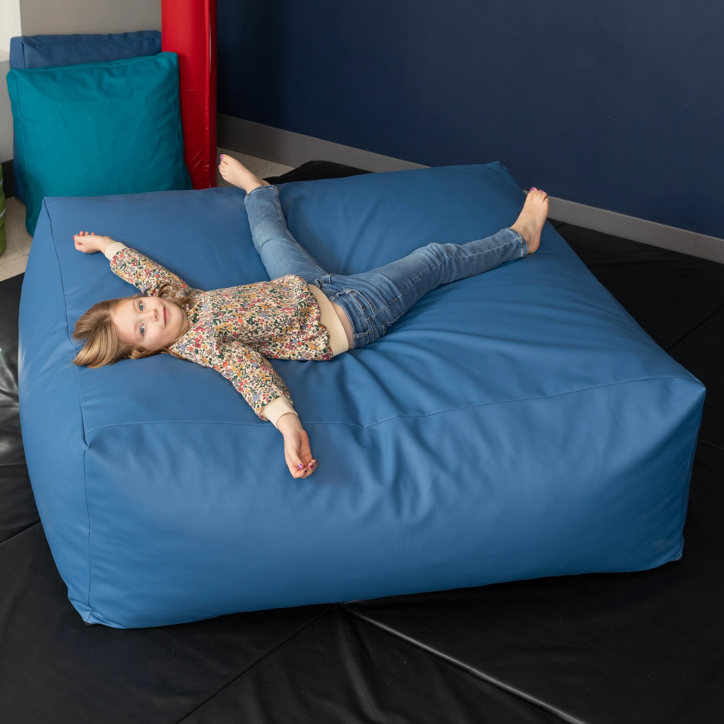 crash-pad-blue-lifestyle-03-3000x3000.jpg