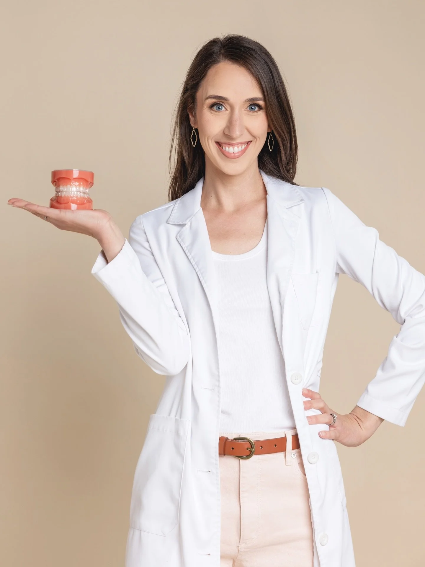 Choosing between a dentist and an orthodontist? Here&rsquo;s what most people don&rsquo;t realize&hellip;

Every orthodontist starts as a dentist. They complete dental school just like your general dentist - but then they go on for 2&ndash;3 addition