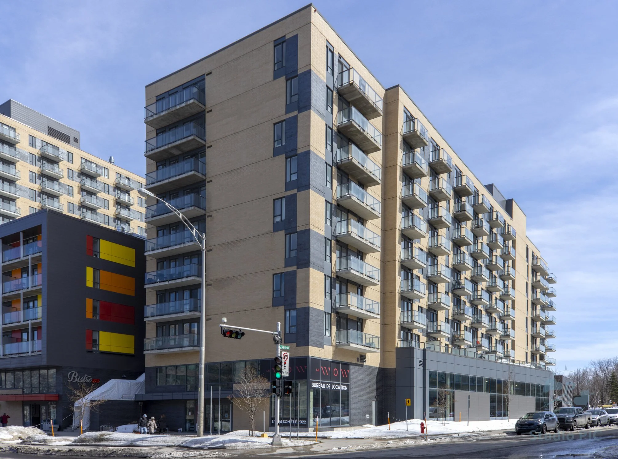 Photo immobilière de l'extérieur d'un immeuble à logement et commercial à Québec