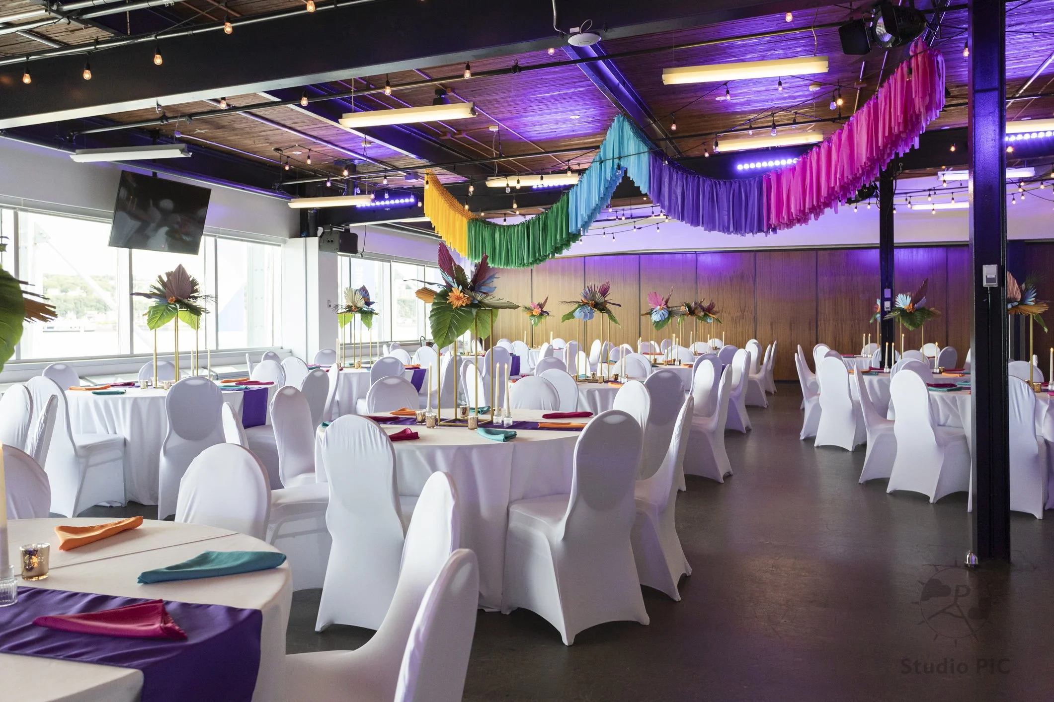 Photo d'une salle de réception en attente des invités. La décoration a été faite par l'entreprise Dekora dans la Ville de Québec.