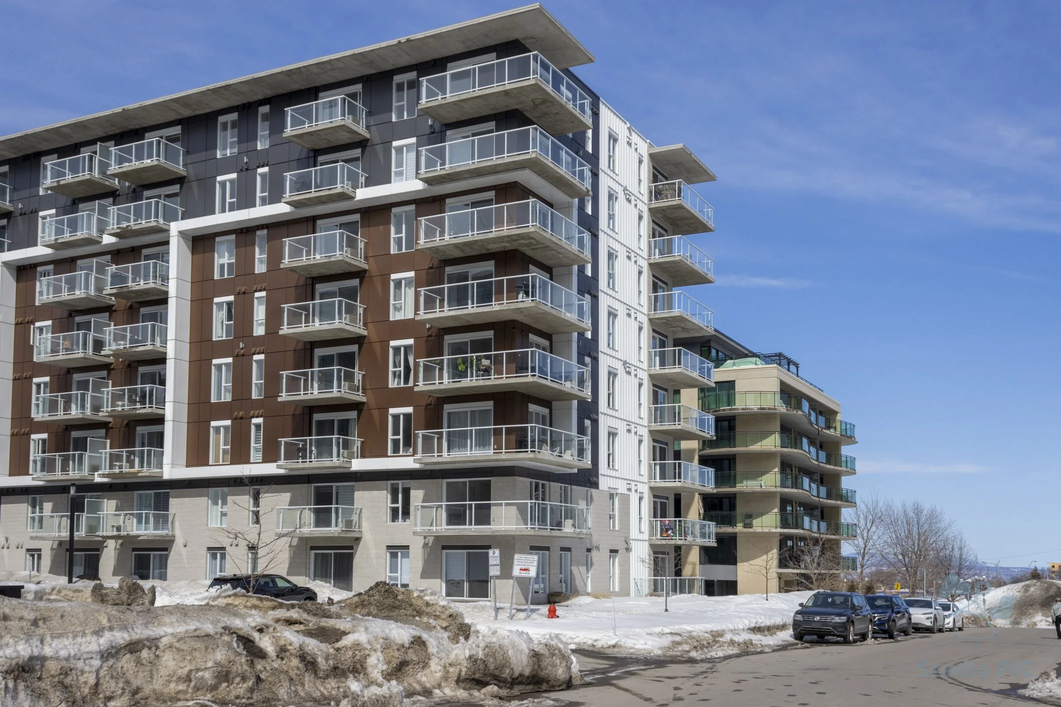 Photo immobilière; extérieur d'un immeuble à condo à Québec