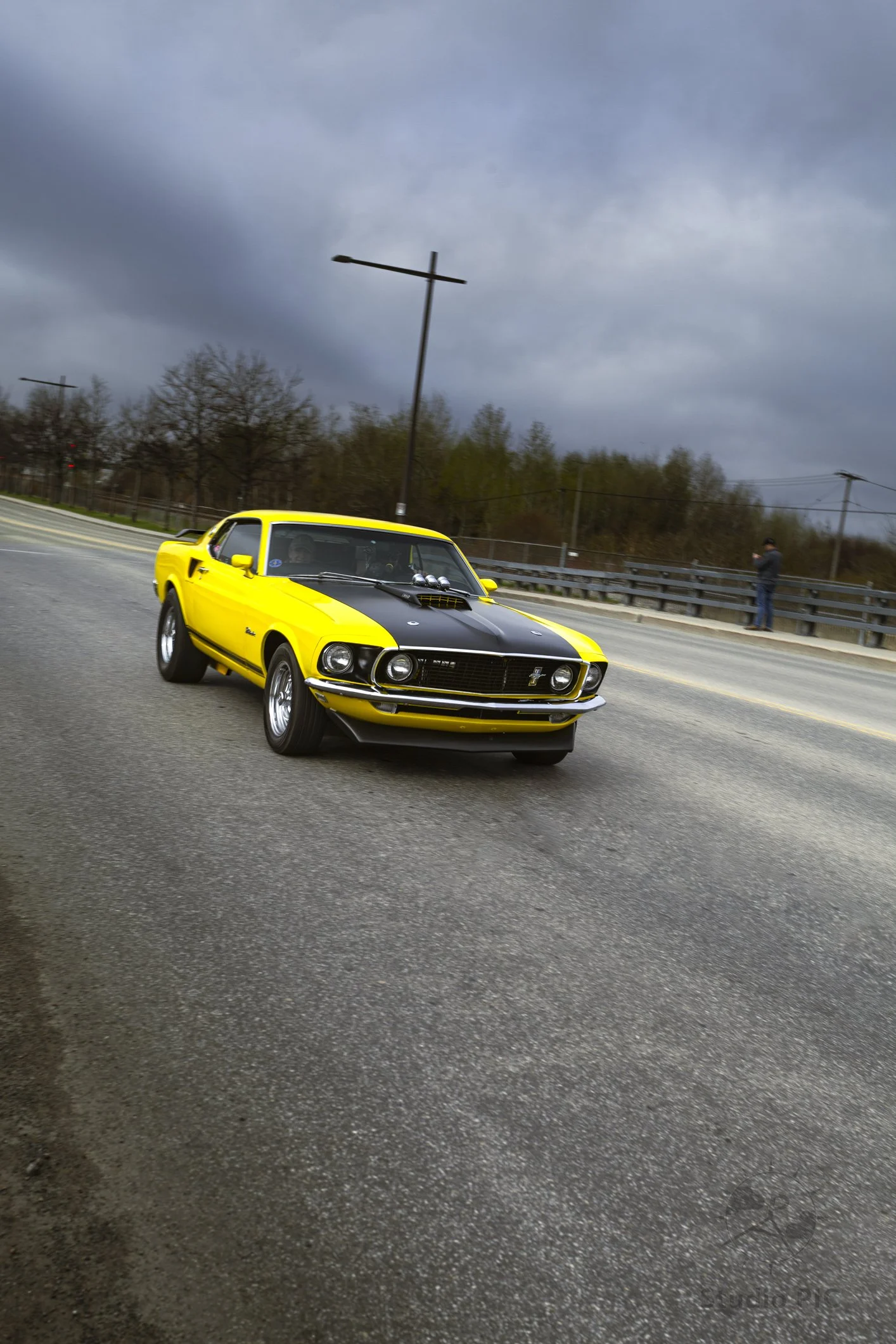 Photo de sport motorisé et haute performance; Ford Mustang jaune et noir roulant en direction du Centre Vidéotron à Québec