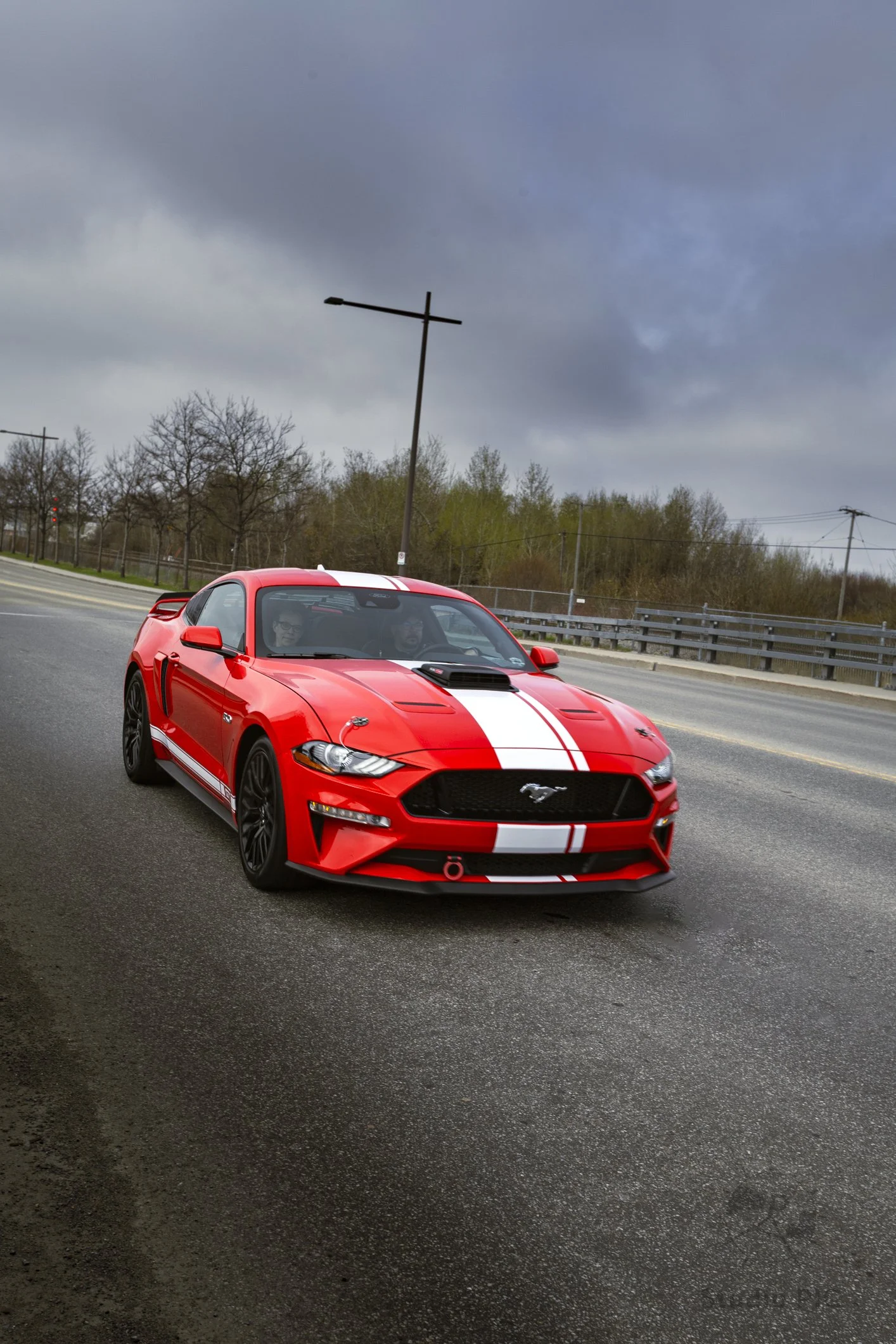 Photo automobile; Ford Mustang rouge et blanche à Québec, se rendant au Centre Vidéotron