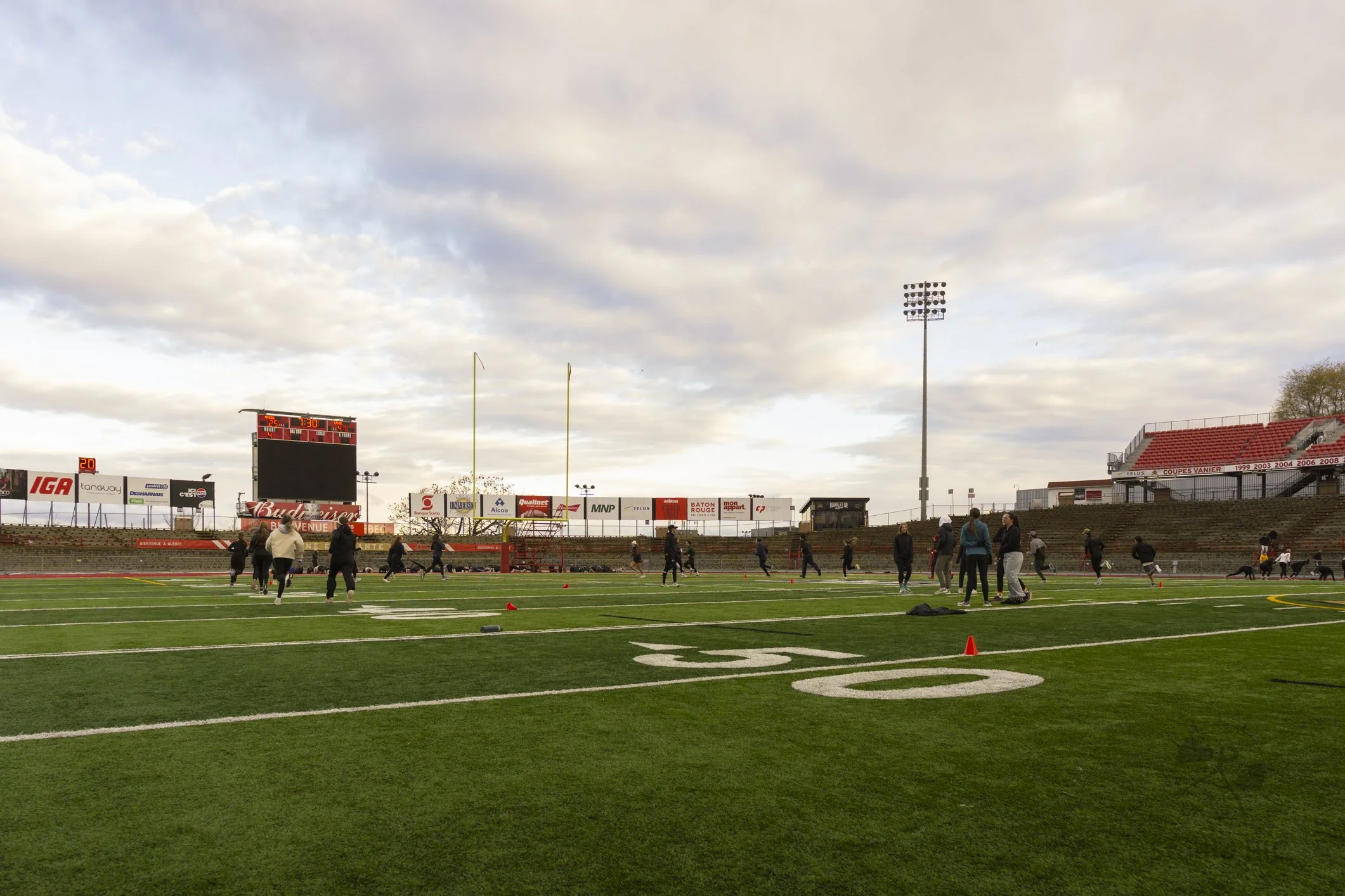 Photo d'un événement sportif à l'Université Laval à Québec. Nous y voyons les étudiants participants courir sur le terrain de football du Rouge et Or