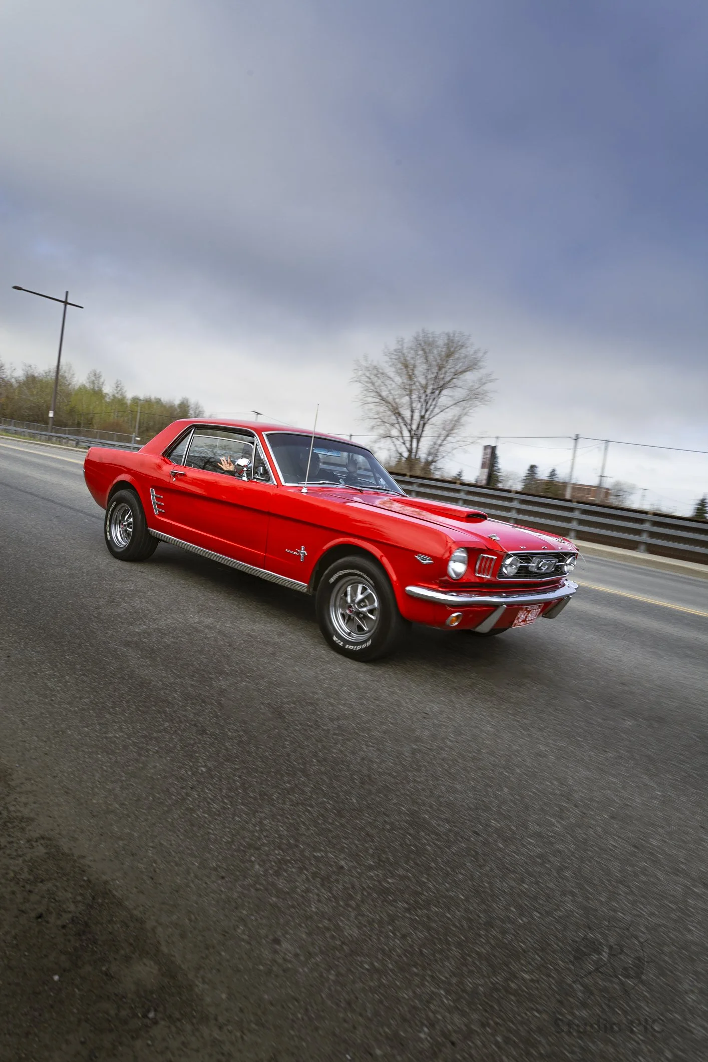 Photo automobile; ancienne Ford Mustang rouge se promenant sur les routes du Québec