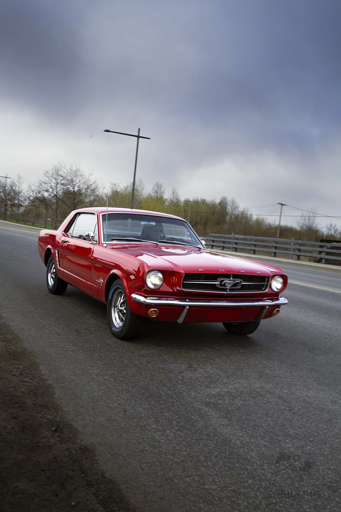 Photo de sport motorisé et haute performance; Ford Mustang rouge se dirigeant au plus grand rassemblement de Mustang à Québec