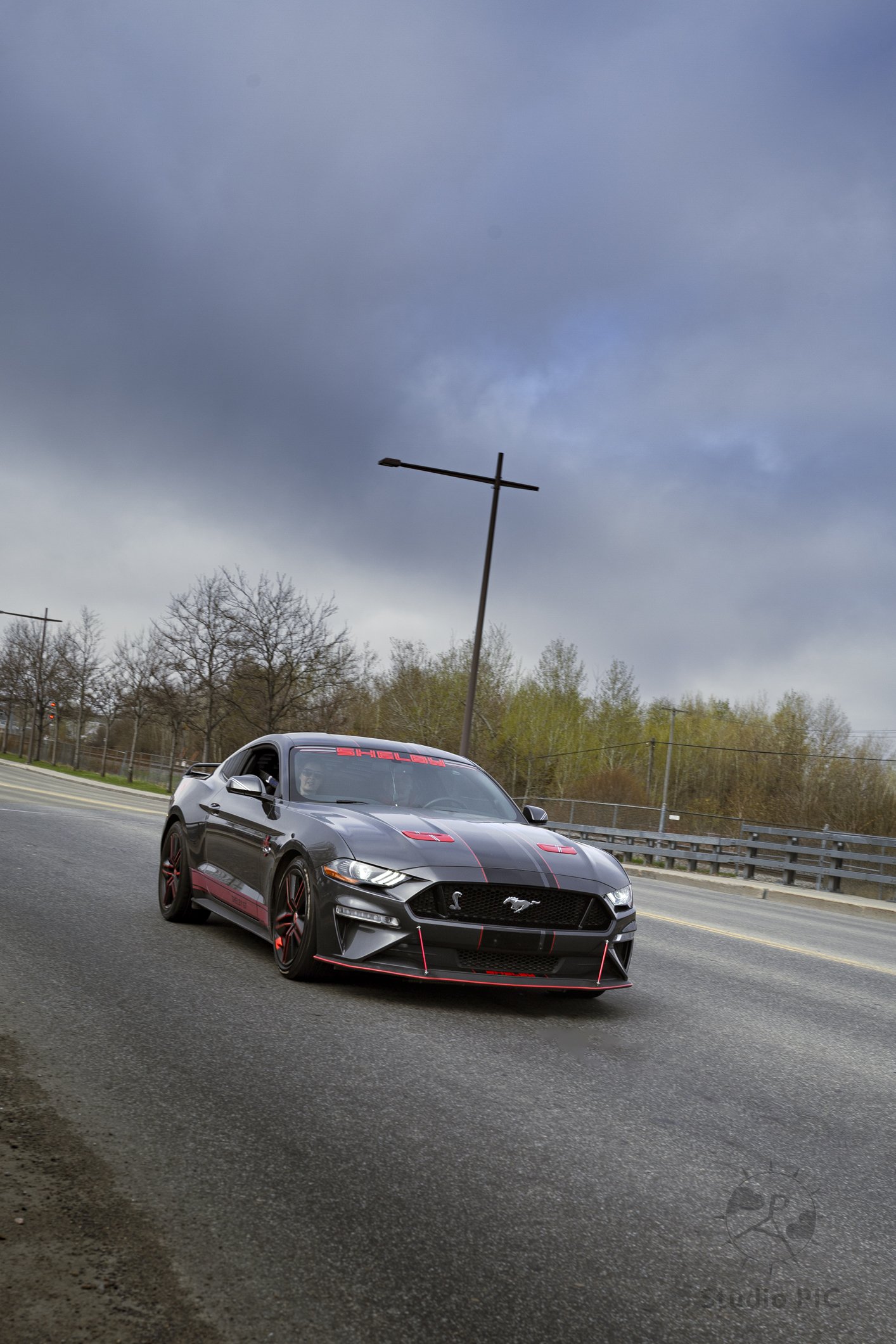 Photo automobile; Ford Mustang grise et rouge se dirigeant au Centre Vidéotron à Québec