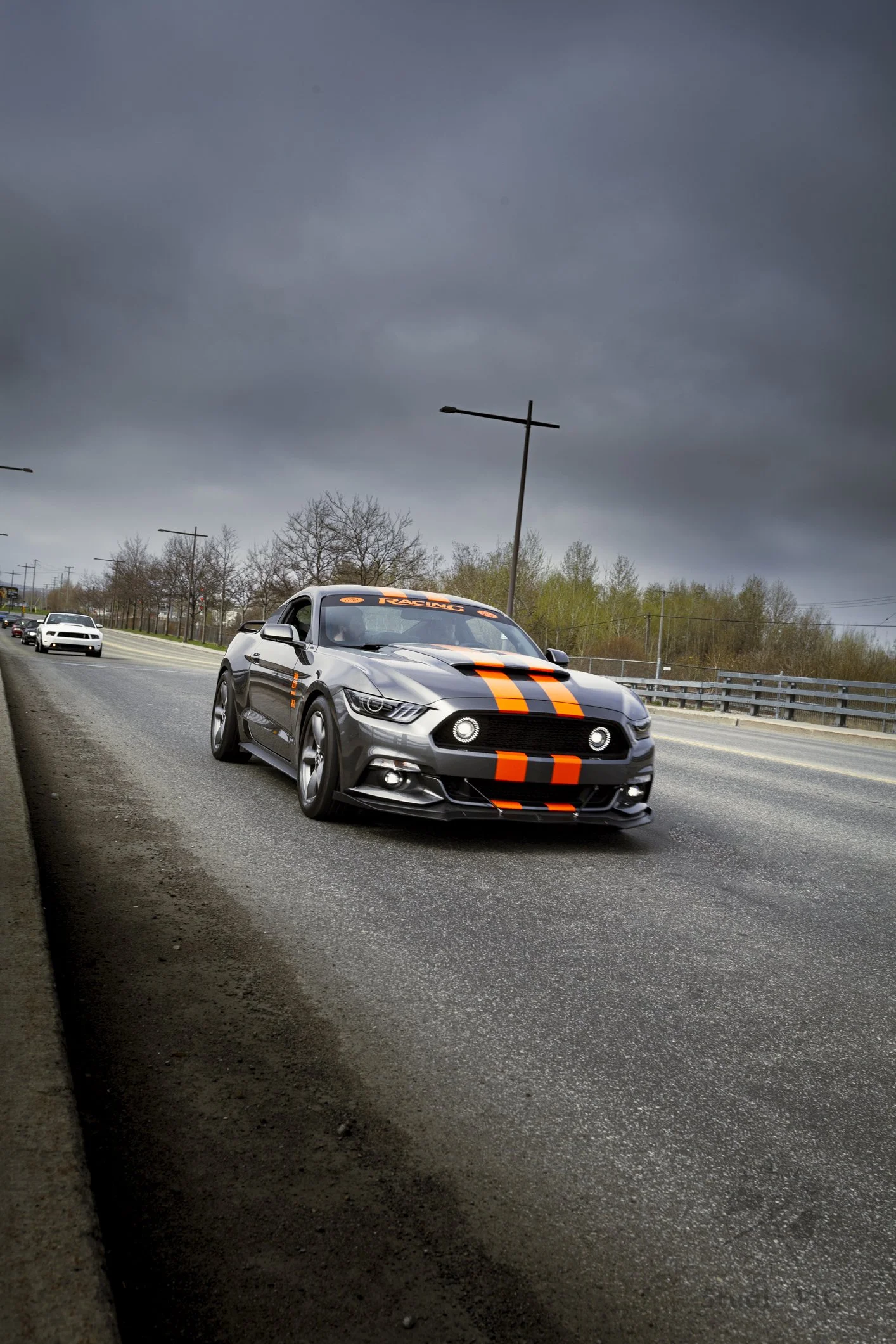 Photo d'une Ford Mustang de course grise et orange à Québec