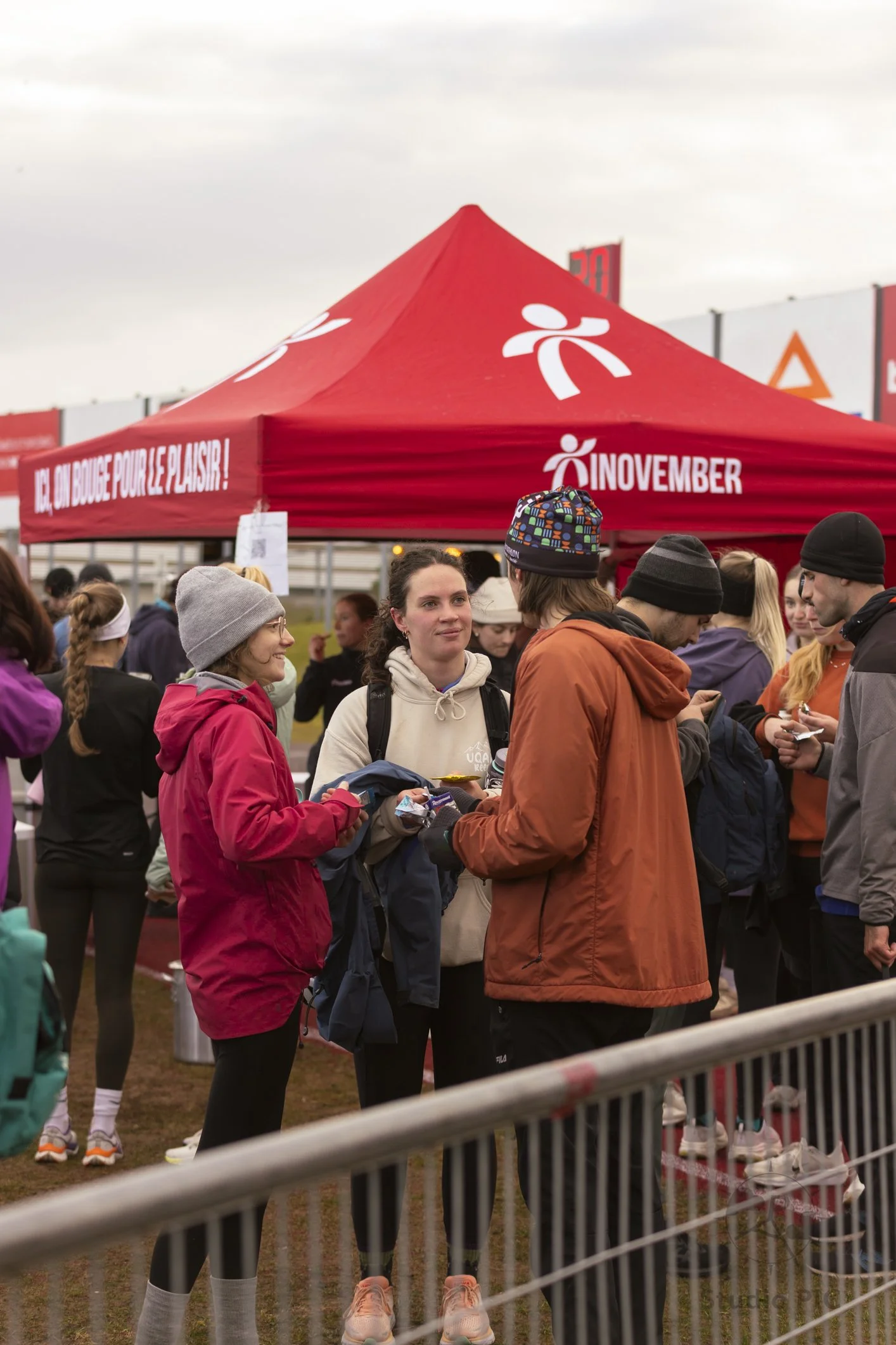 Photo d'un événement à l'Université Laval; nous y voyons des participants discutés ensemble devant la tente du Kinovember