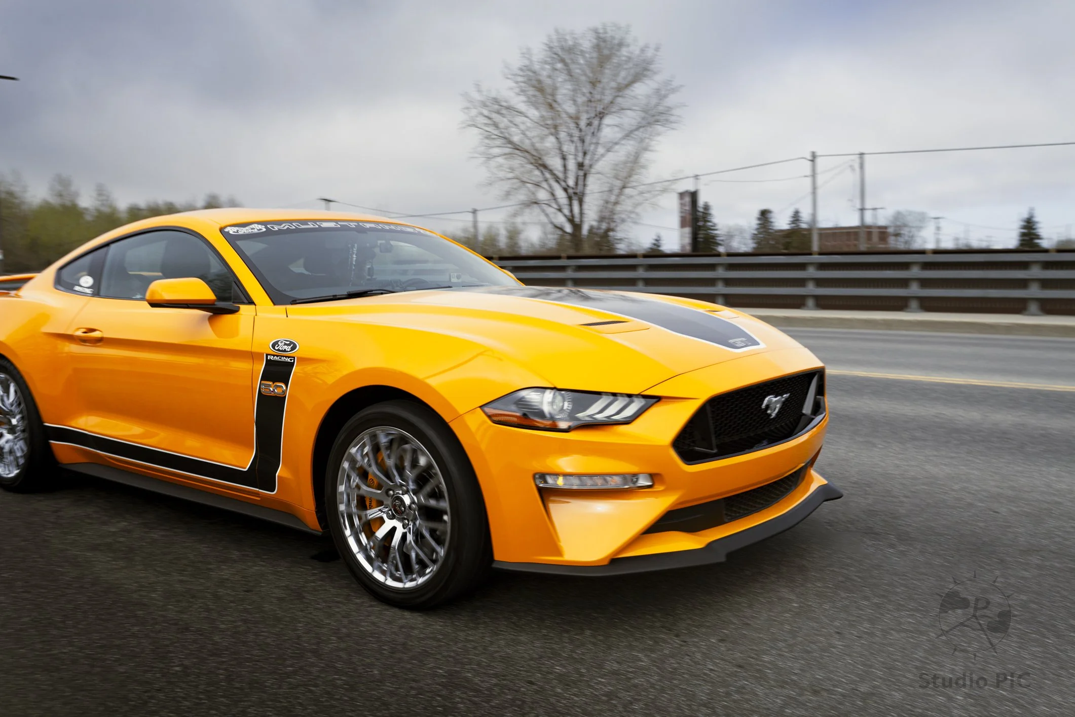 Photo de sport motorisé et haute performance; Ford Mustang roulant sur les routes du Québec