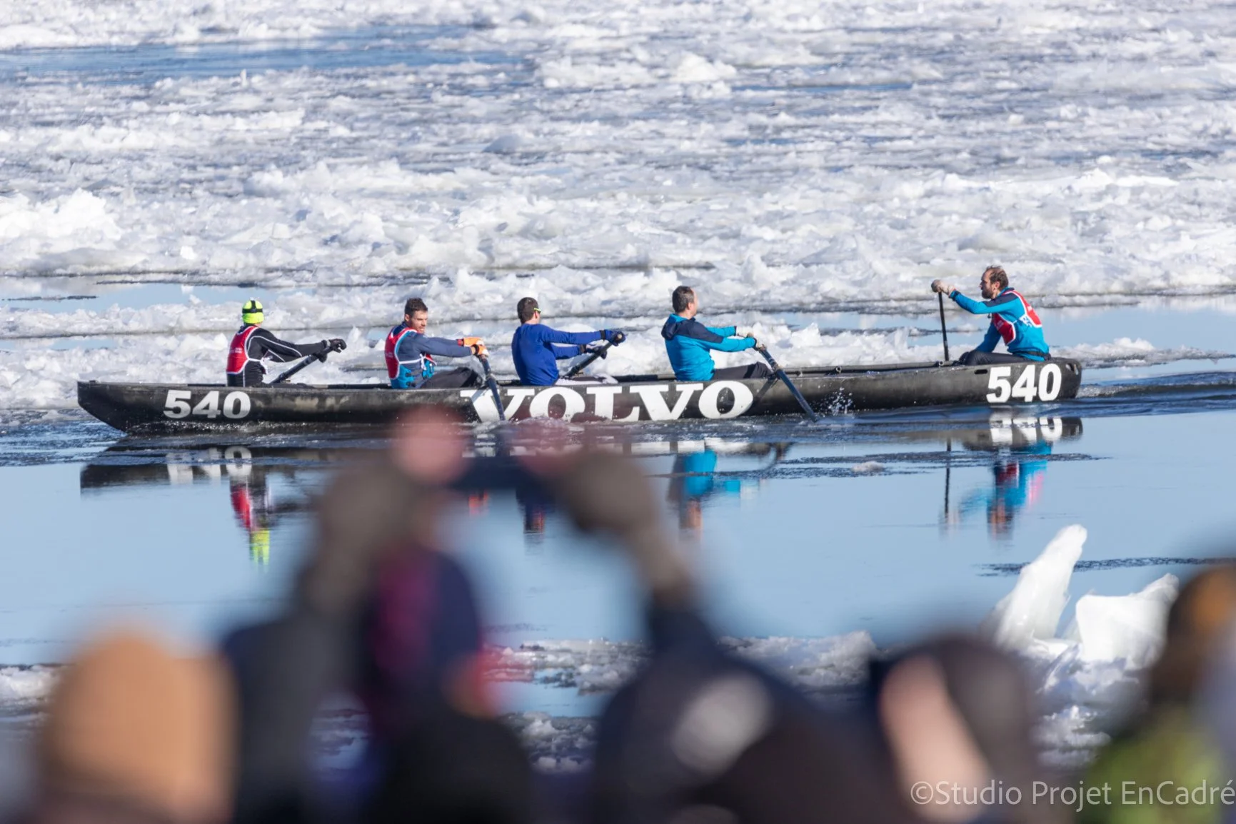 Photo de l'équipe de canot à glace de Volvo prise à Québec lors de la course en canot qui reliait les rives de Québec et Lévis