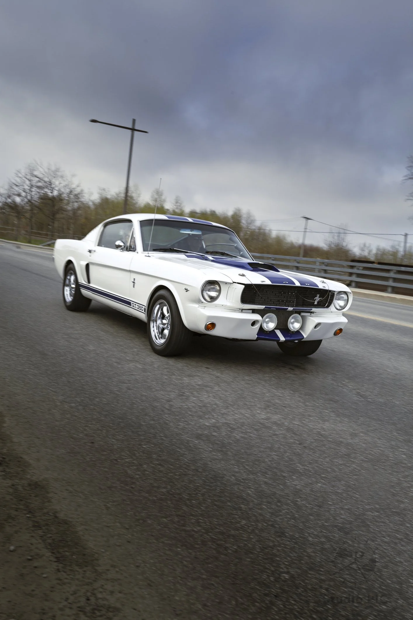 Photo automobile; ancienne Ford Mustang blanche à Québec
