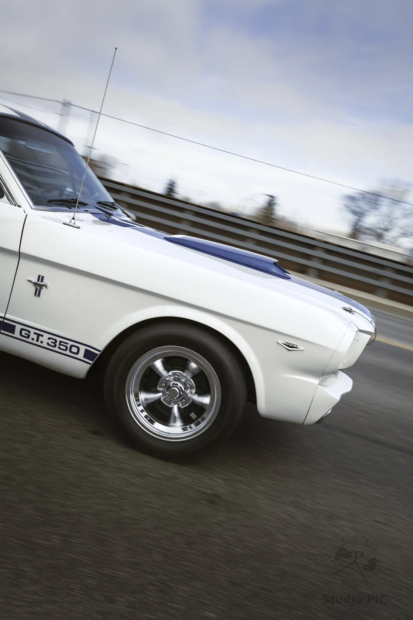 Photo automobile; aile avant droite d'une ancienne Ford Mustang blanche