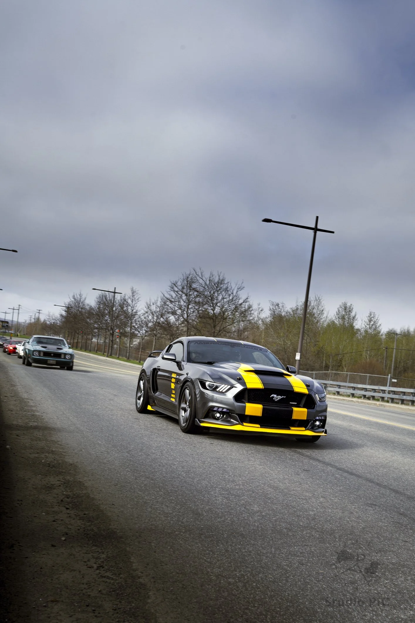 Photo automobile; Ford Mustang grise et jaune à Québec