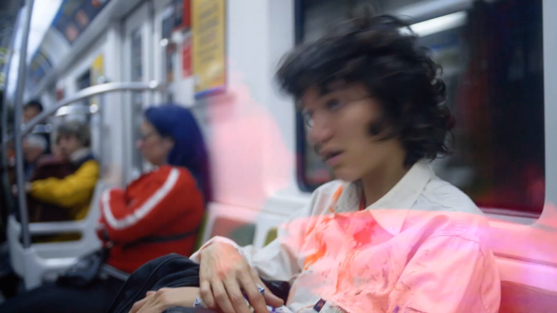 Planta x NAP SPOT. Personas viajando en un vagón de metro, con una persona en primer plano con un efecto visual en su camisa.