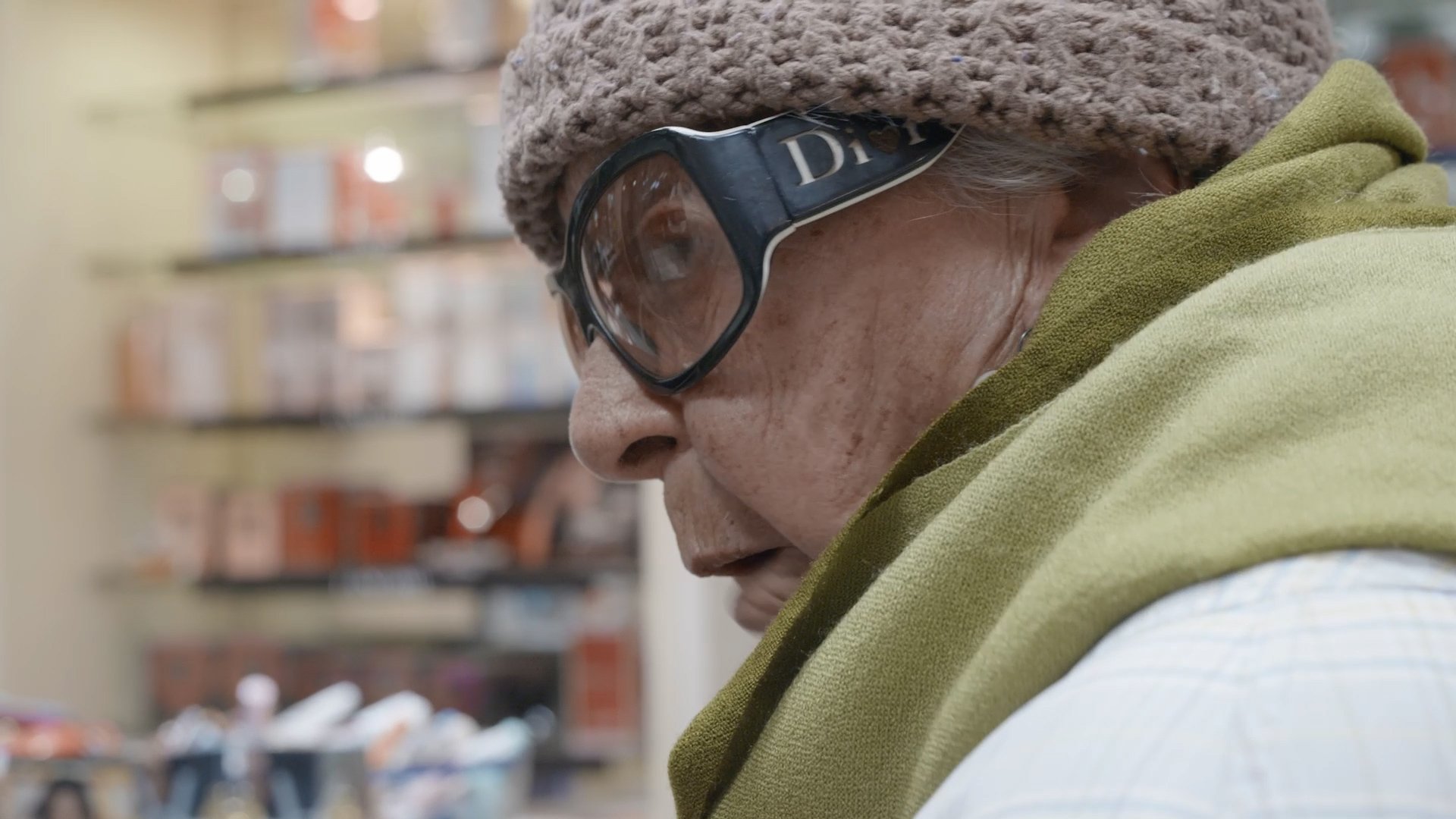 La Higuera. Persona mayor usando gafas grandes y un gorro de punto.