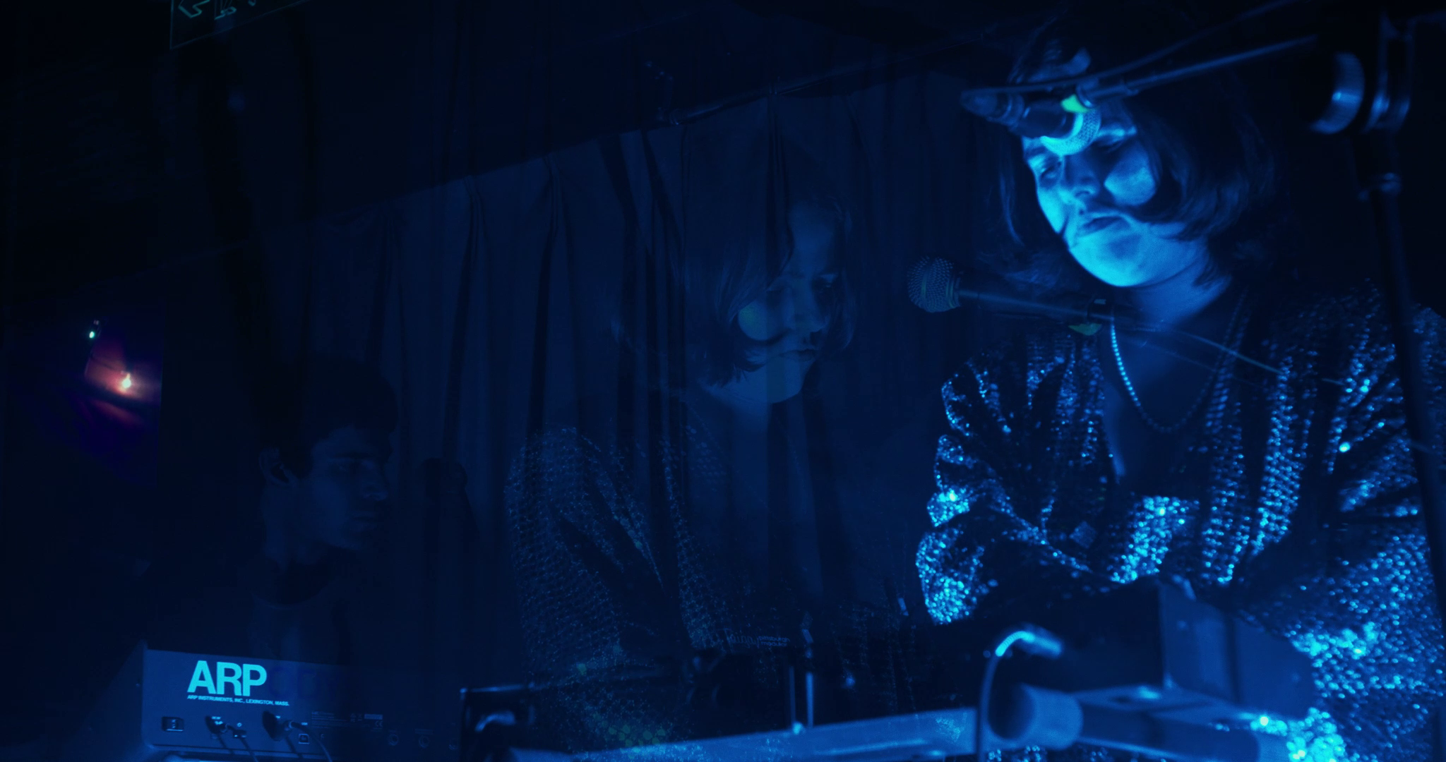 Ino Guridi tocando en el Bluzz un teclado bajo luces azules.