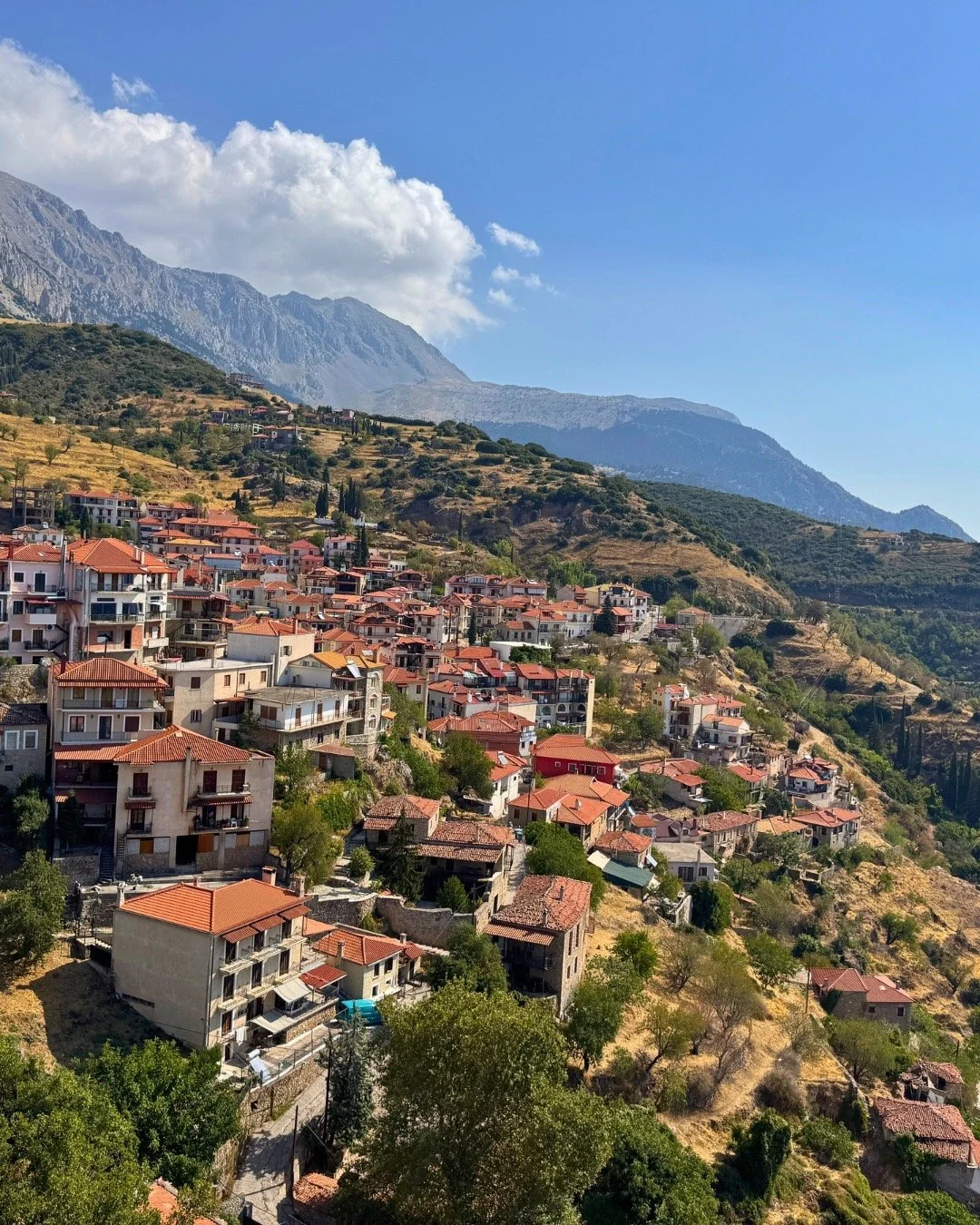 Arachova views in Greece 🇬🇷
 
On my day trip to visit Delphi, we drove through Arachova and took a moment to climb a lookout for some beautiful views of this picturesque mountain town! ⛰️
 
One of my favourite things about travelling is discovering
