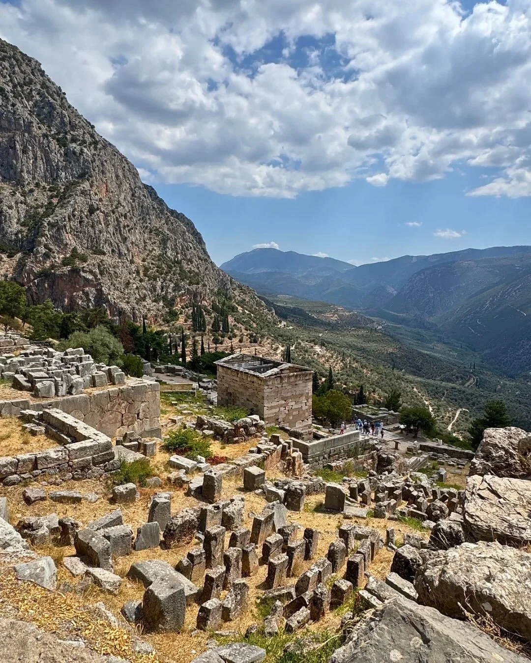 The Delphi Archeological Site in Greece wasn&rsquo;t on my bingo card for this year&rsquo;s travel adventures, but I&rsquo;m so glad I had the chance to visit on my trip to Athens! 🇬🇷

A couple hours&rsquo; drive outside the city, Delphi and its ar