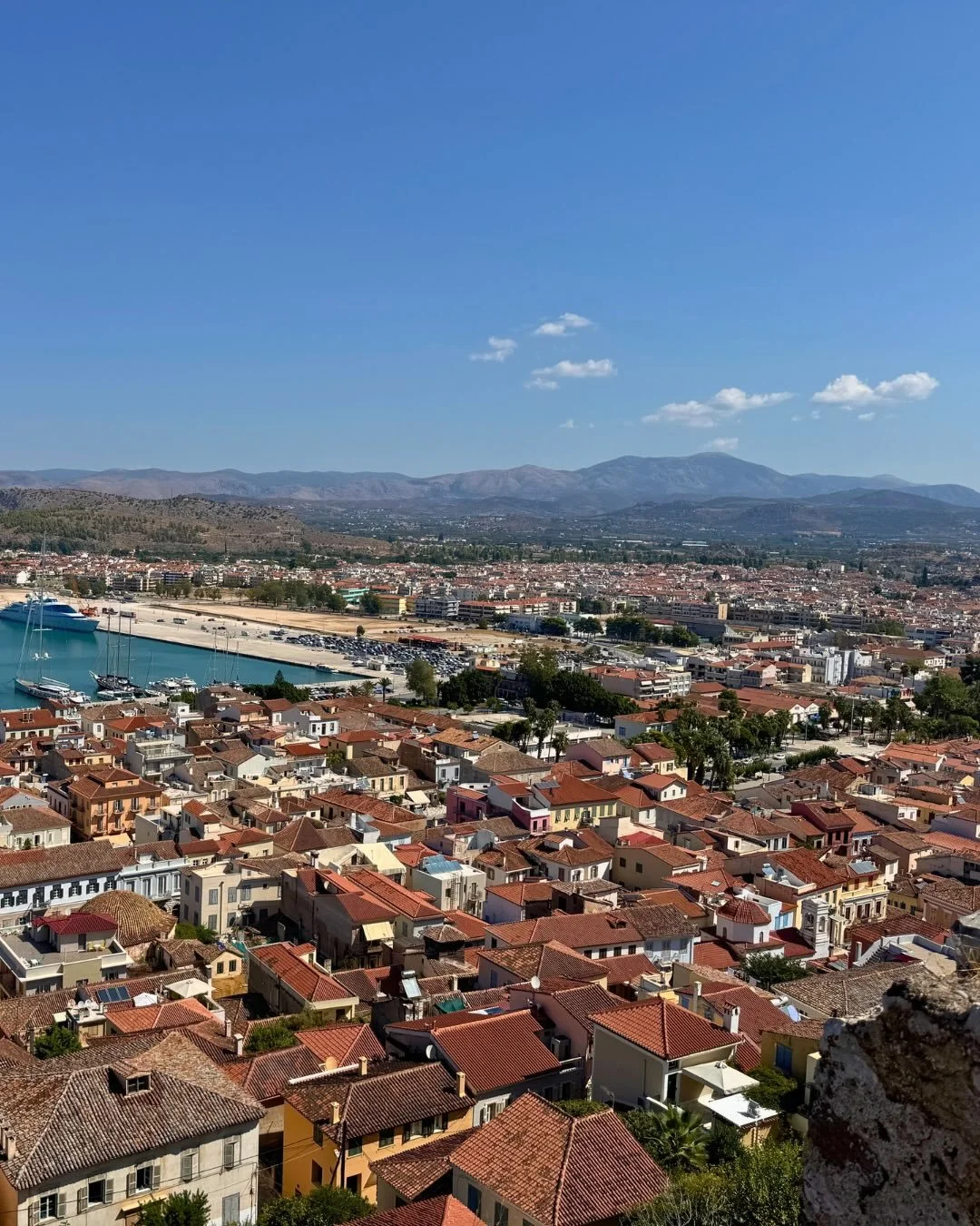 Stumbling upon a hidden gem! Nafplio, the former Greek capital before Athens, surprised me! 🇬🇷
 
My spontaneous day trip was filled with laid-back beach vibes, quaint town explorations, stunning views of cacti and the ocean and blissful ocean time.