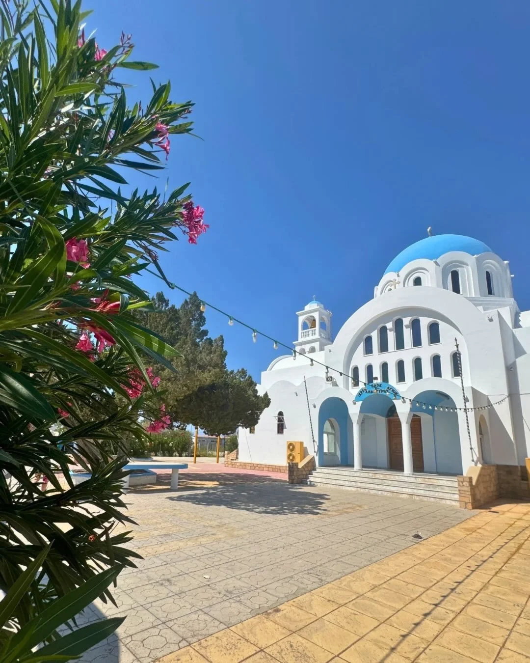 Agistri Island: the tiny Greek paradise that stole my heart in just one afternoon. 💙🌿
 
Whitewashed buildings with blue domes, colorful fishing boats, octopus drying in the sun, and the clearest turquoise water I&rsquo;ve ever seen&hellip; every co