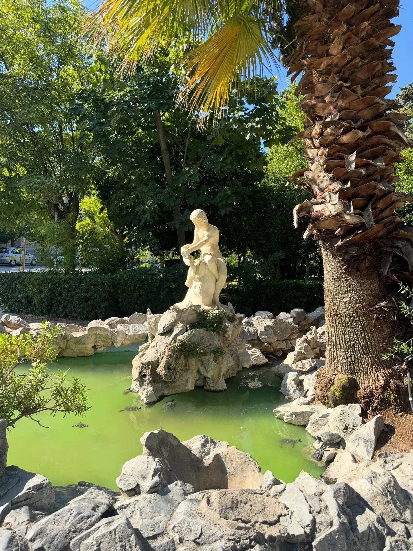 You know those moments on a busy trip when your mind feels overloaded and you absolutely need to hit the &ldquo;reset&rdquo; button? Yeah, that was me after diving into the intense history of the Acropolis and the Panathenaic Stadium. 🏛️
 
Thank goo