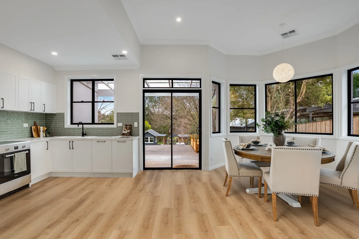Holly St, Bowral renovation project:
Stunning kitchen on this one! We love how the splash back isn’t just practical but becomes a beautiful feature of the room ✨🪴🏡