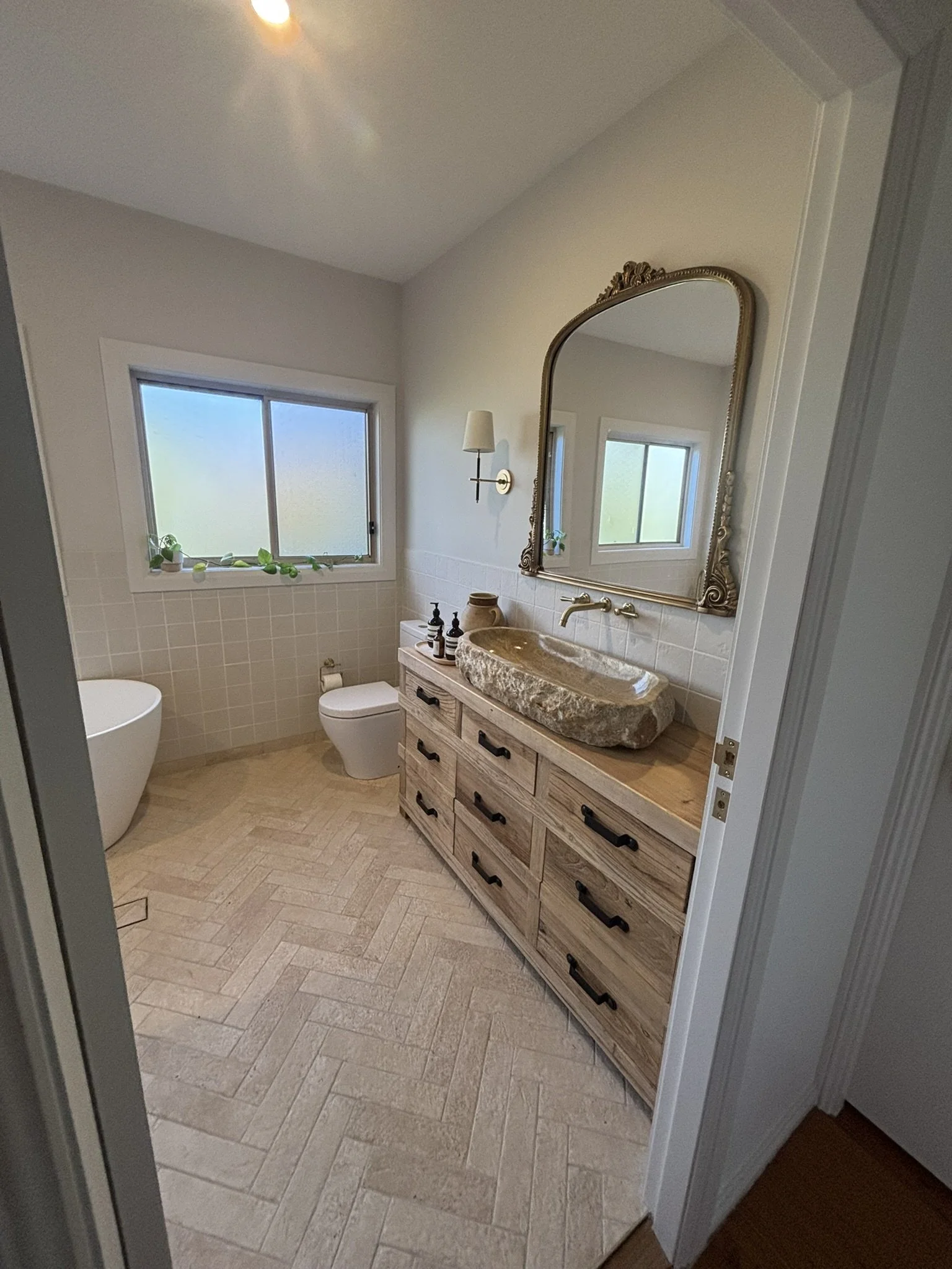 Stone basen on a timber vanity, with light brown tones to depict the Southern Highlands terrain