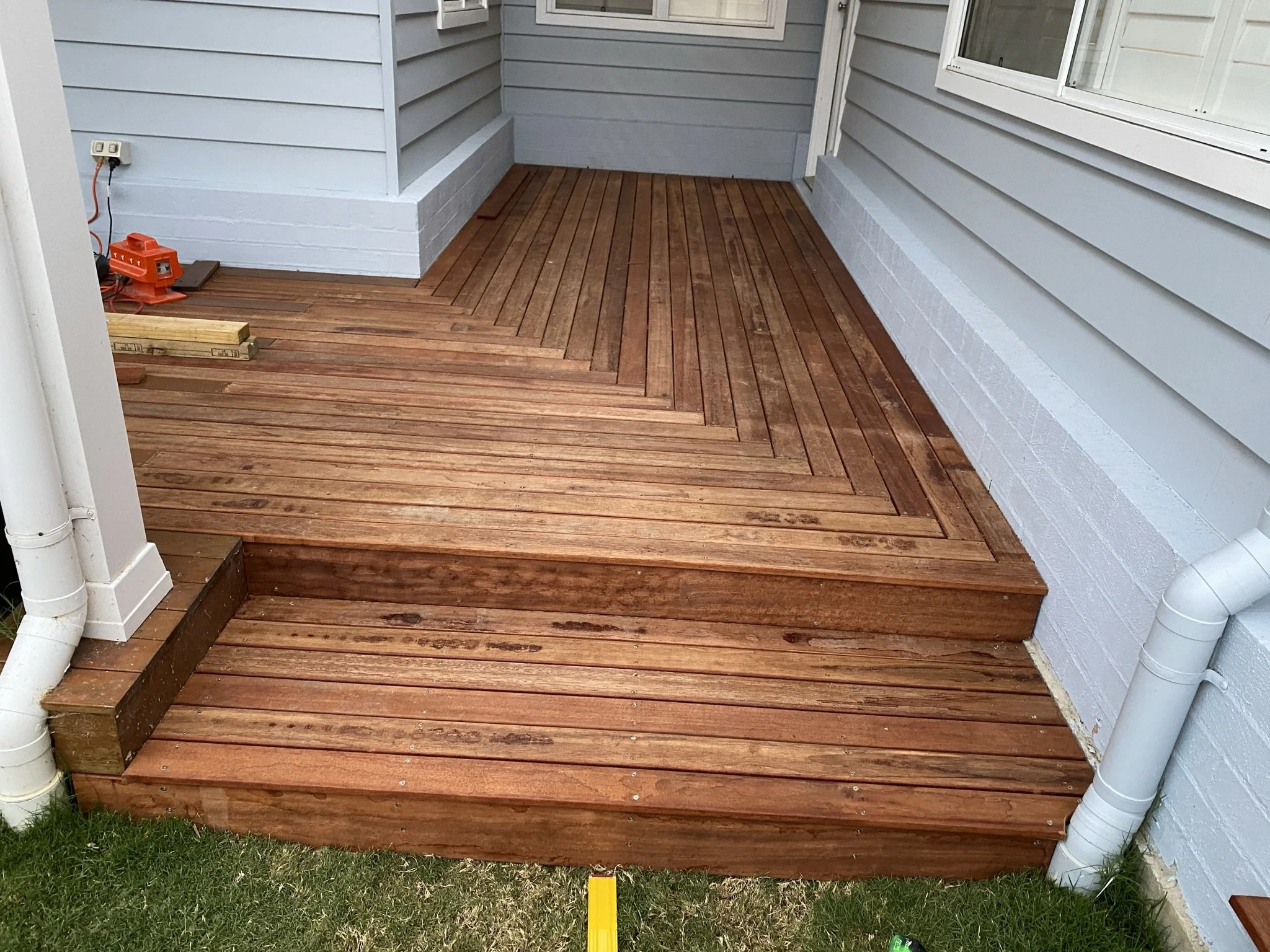 The natural, raw timber look with a natural join creating a jagged pattern effect