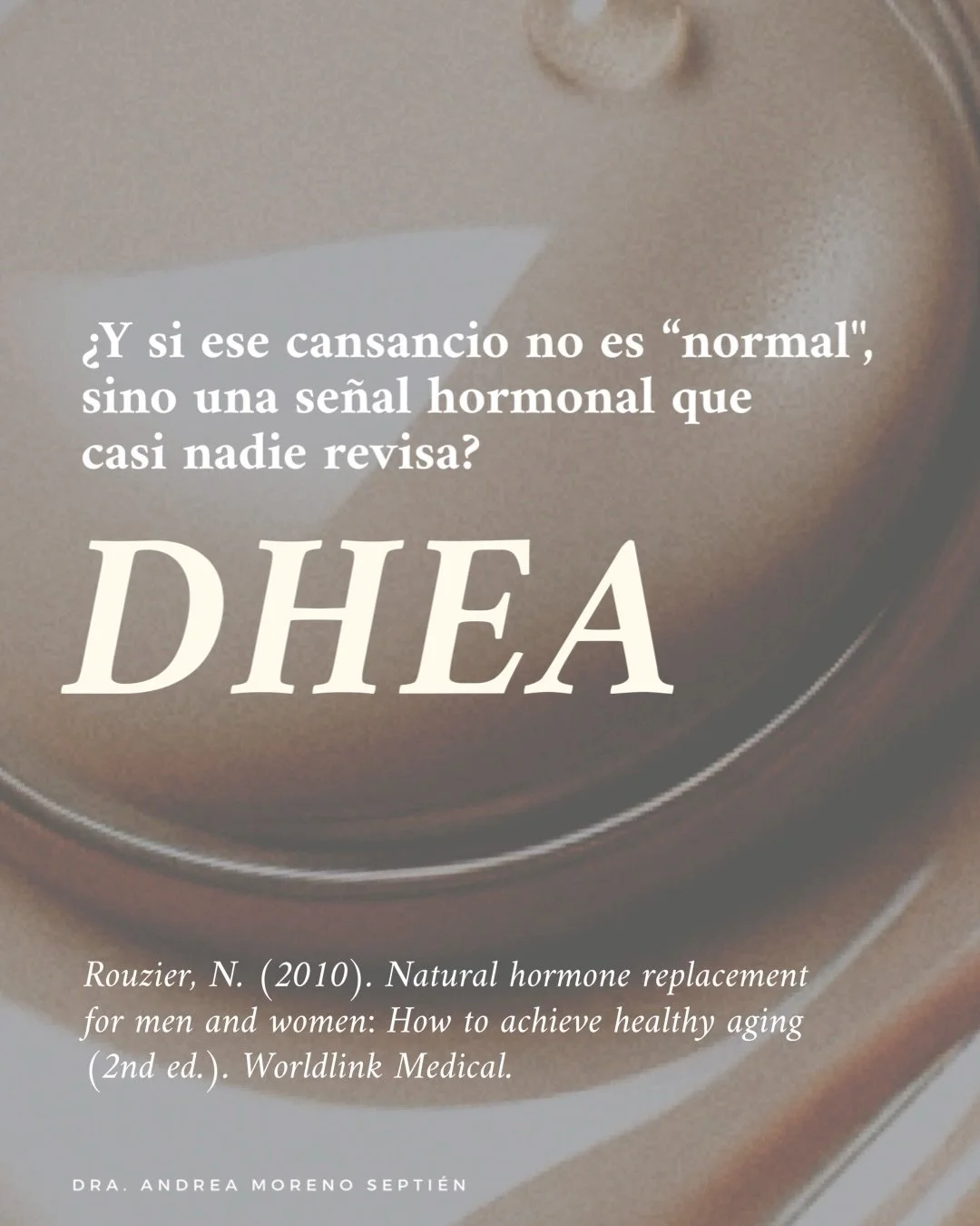 Hoy quiero hablarles de DHEA: una hormona que baja con la edad y a veces se siente como fatiga, menos energ&iacute;a o cambios en piel y pelo. 

El Dr. Neal Rouzier cita una revisi&oacute;n (2018) con hallazgos en densidad &oacute;sea en mujeres y un