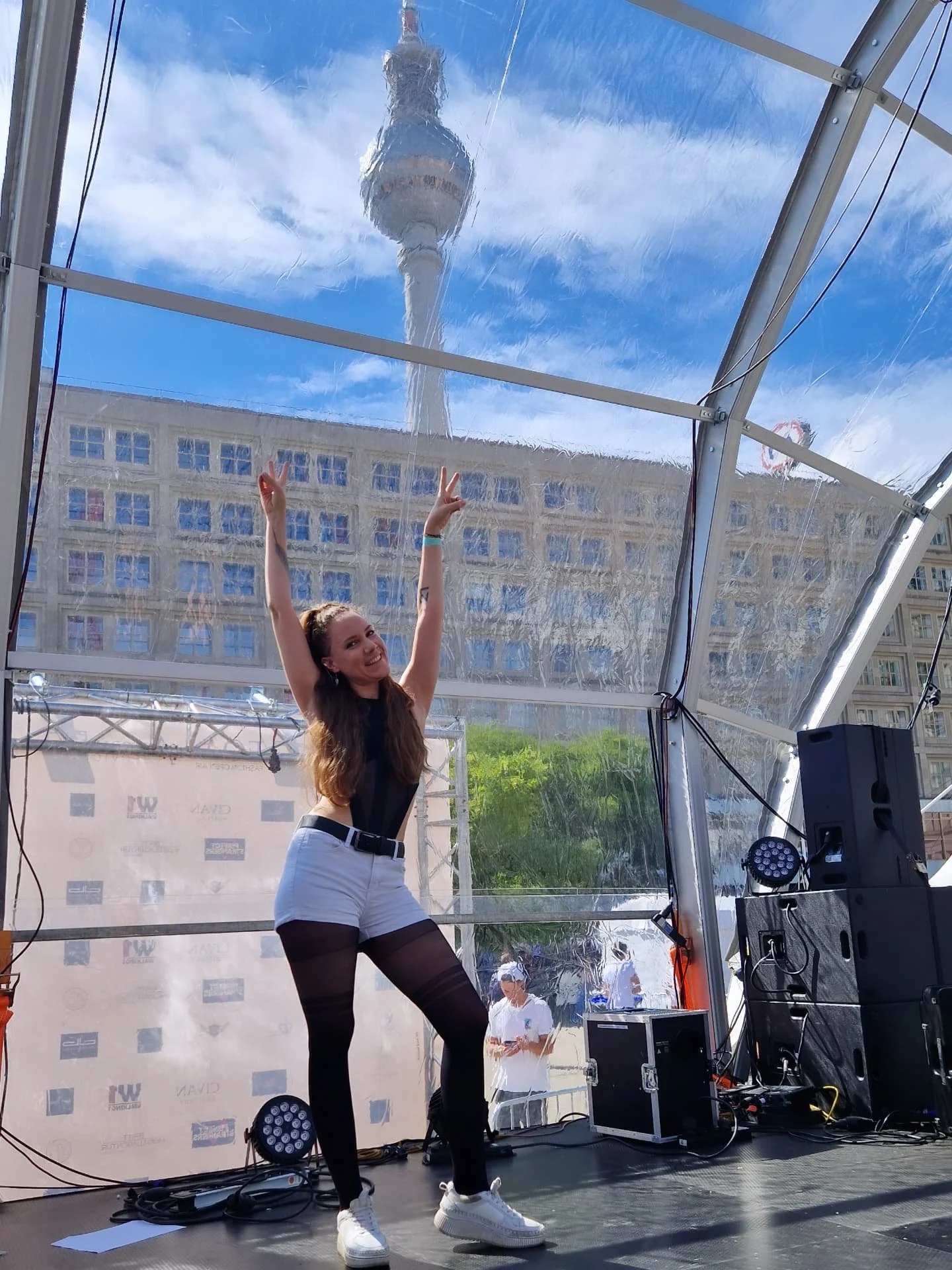 Swipe for more impressionens of @fashion.openair ➡️🥳🤩 

Was f&uuml;r ein besonderer Moment auf dieser B&uuml;hne mitten auf dem Alexanderplatz mit Euch✨️

Ich bin so happy und dankbar dabei gewesen sein zu d&uuml;rfen und freu mich jetzt schon dara