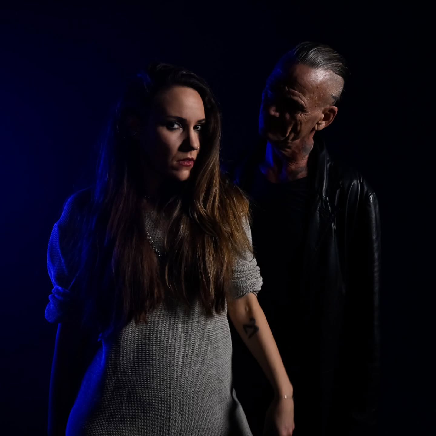 Mein D&auml;mon und ich warten auf Euch...Bis gleich 👻 @guidopreschel

Was: YouTube-Premiere GAME OVER
Wann: 30.10. um 21 Uhr 
Wo: YouTube@thisisalice21

📷@eric.d_und_stjaerne

#linkinbio👆 #linkinstory #musikvideo #musik #fotoshoot #premiere #hall