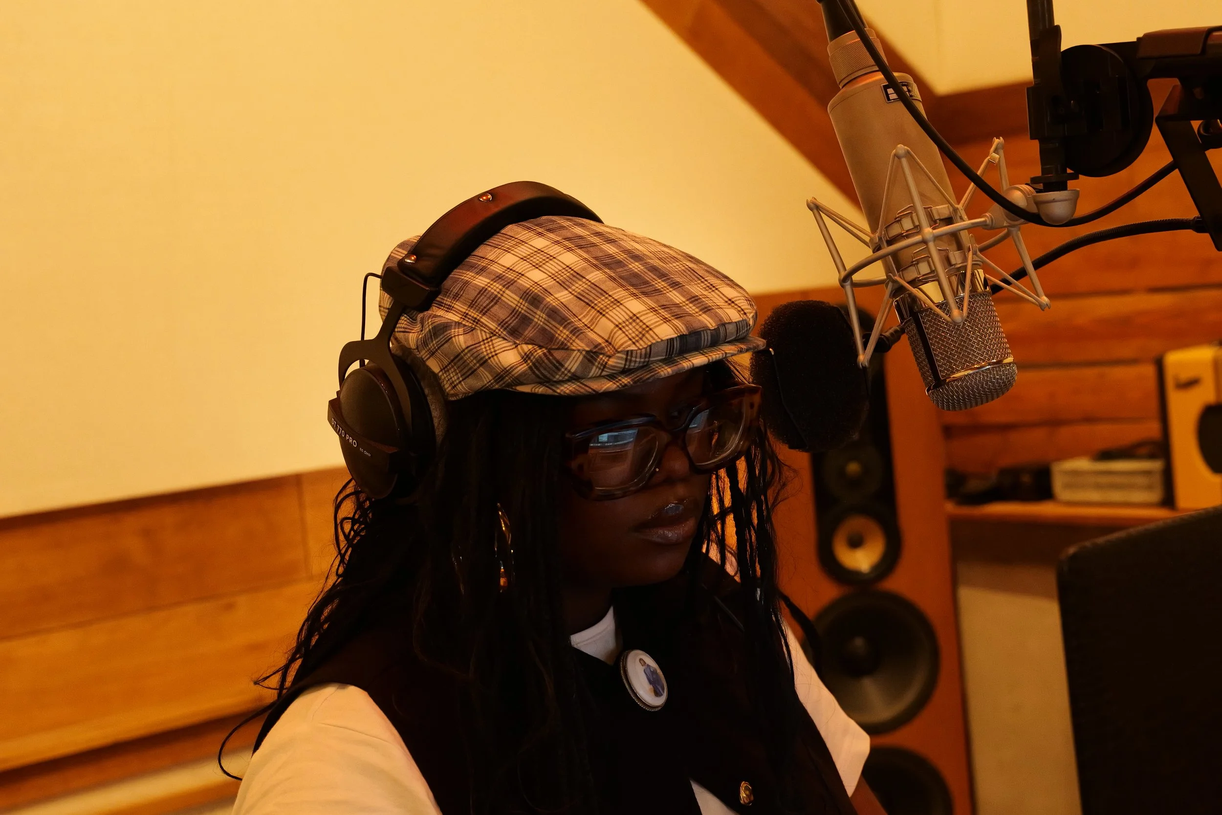BleuMoon Music Group Recording Session

Pictured: Madison LaRae