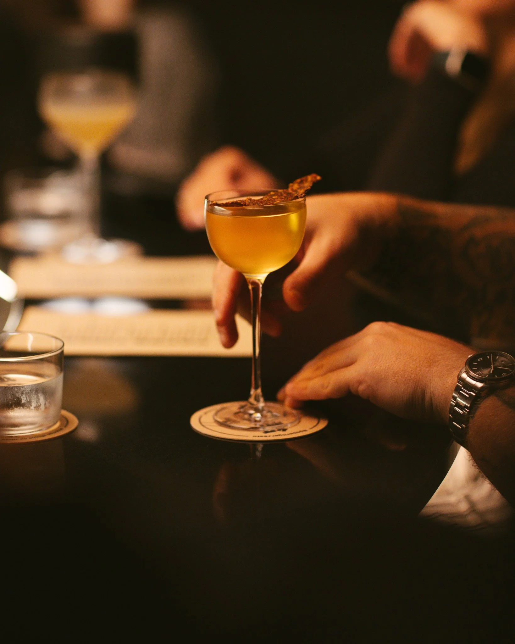 Mitte Bloody Mary, vaid Tomatini - Paper Tigeri viis r&auml;&auml;kida umami keeles. V&uuml;rtsikas, v&auml;rske ja tasakaalus. 
Serveeritakse restoranis &otilde;htus&ouml;&ouml;gi k&otilde;rvale v&otilde;i  Speakeasys vestluse juurde.

Broneeri laud