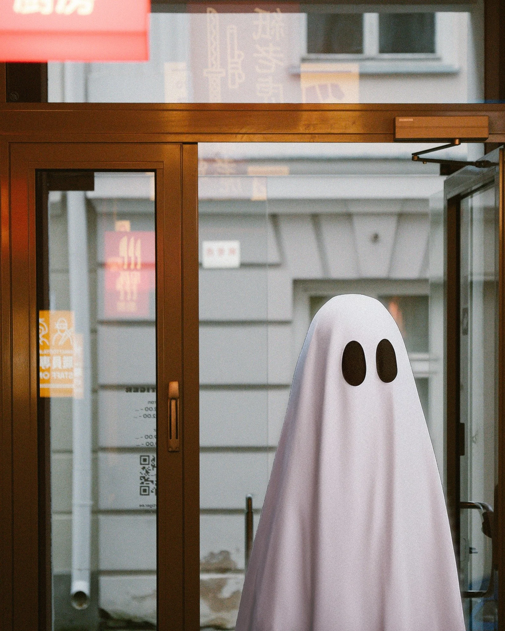 &quot;We got ghosted&quot;, ehk teisis&otilde;nu tekkis t&auml;nasesse &otilde;htusse paar vaba lauda. 
NB! Pildil olev vaim on modell - tema meid ei &quot;ghostinud&quot;.

Broneeri laud - &uuml;lej&auml;&auml;nu eest hoolitseme meie.
www.papertiger