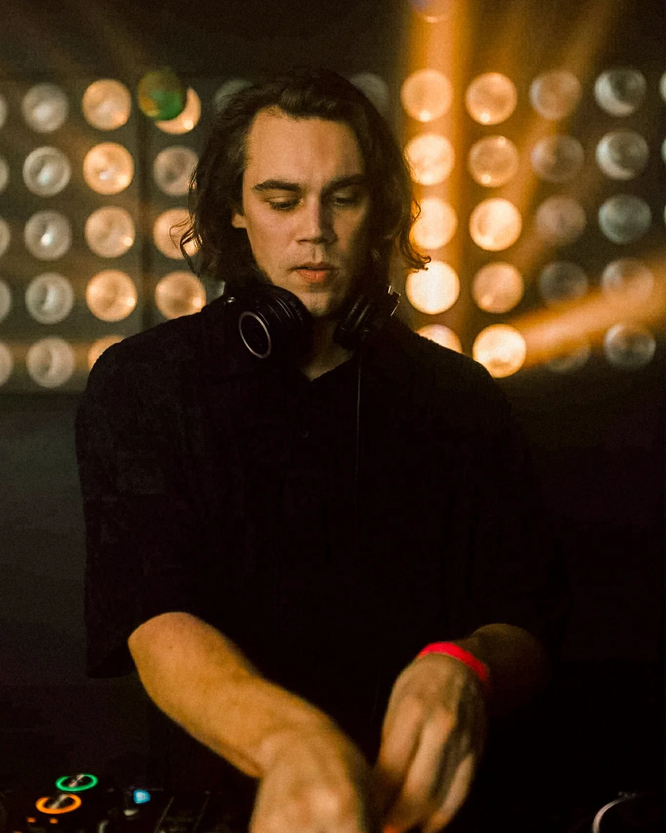 P&Ouml;FF29 | Paper Tiger x Juniper Island 22.11.
Laup&auml;eva &otilde;htul j&auml;tame P&Ouml;FFiga selleks aastaks h&uuml;vasti.
Valgeid linu ja k&uuml;&uuml;nlaid laudadele ei aseta, sest tiigris k&auml;ivad asjad teisiti - Puldis selekteerib t&u