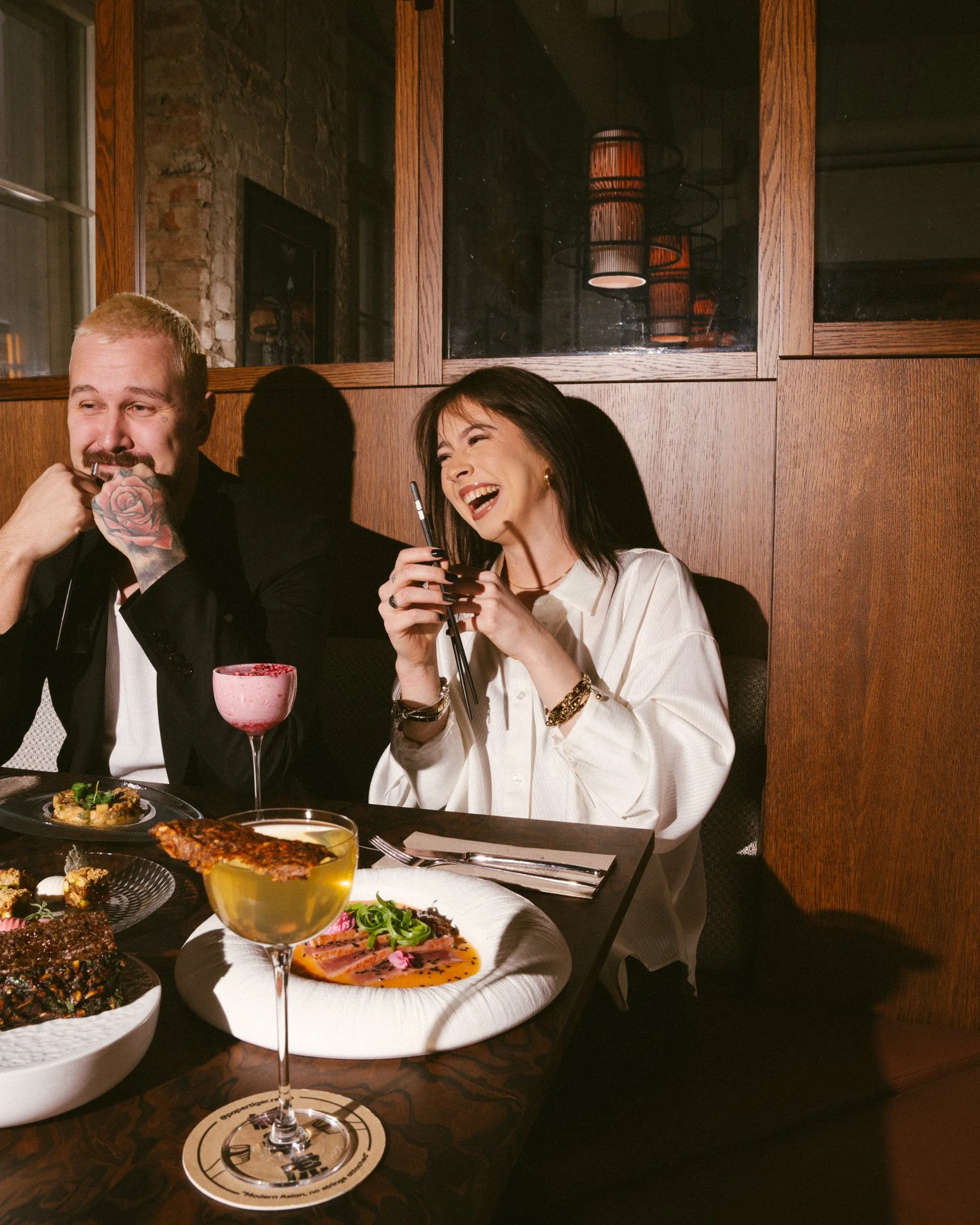 Romantika on armas.
Aga kas ta naerab su naljade &uuml;le sama k&otilde;vasti kui su s&otilde;brad?

Tiger on t&auml;na v&auml;lja m&uuml;&uuml;dud, aga homme saab nii lunchida kui brunchida. 
Broneeri laud - &uuml;lej&auml;&auml;nu eest hoolitseme m