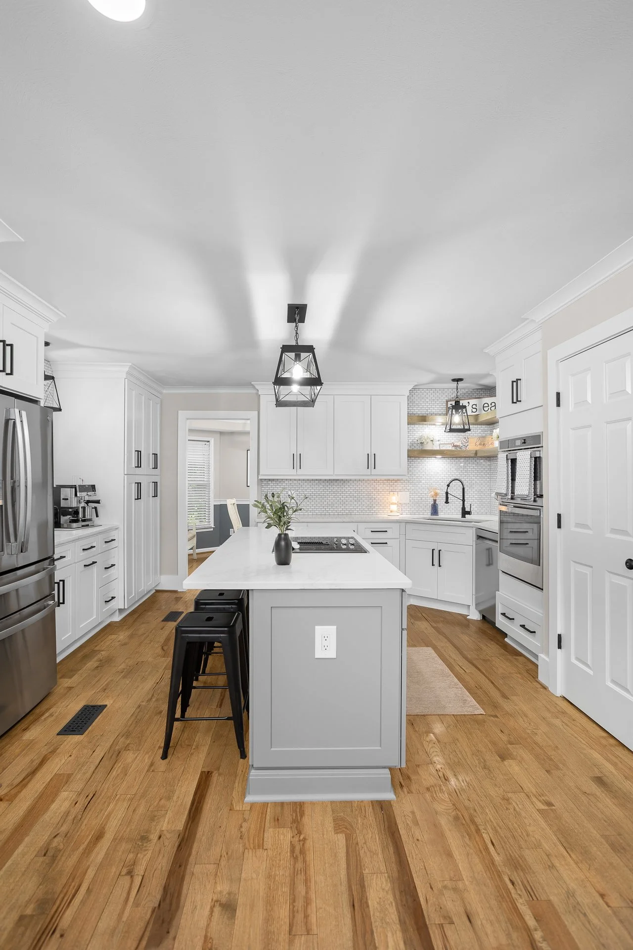 Modern Kitchen/ Kitchen with island