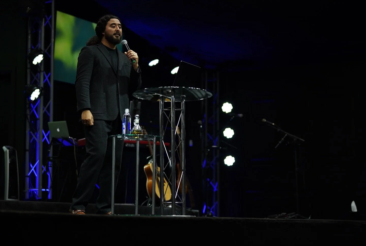 Wednesday night service was powerful as Brother Edgy Gallegos III ministered on “Keeping Your Head Up” ⬆️ Don’t forget we have Men’s Discipleship this Saturday @ 10AM and Sunday Service @ 9 & 11AM, you don’t wanna mi